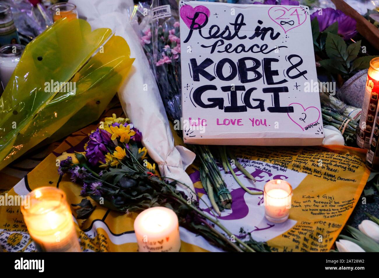 Los Angeles, Kalifornien, USA. Januar 2020. Das Foto, das am 29. Januar 2020 aufgenommen wurde, zeigt die Gedenkstätten in der Nähe des Staples Centers, um Kobe Bryant in Los Angeles, Kalifornien, den Vereinigten Staaten Respekt zu zollen. Der pensionierte NBA-Star Kobe Bryant war einer von neun Menschen, die bei einem Hubschrauberabsturz inmitten eines nebligen Zustandes in den Hügeln oberhalb von Calabasas, Südkalifornien, am 26. Januar 2020 getötet wurden. Kredit: Li Ying/Xinhua/Alamy Live News Stockfoto