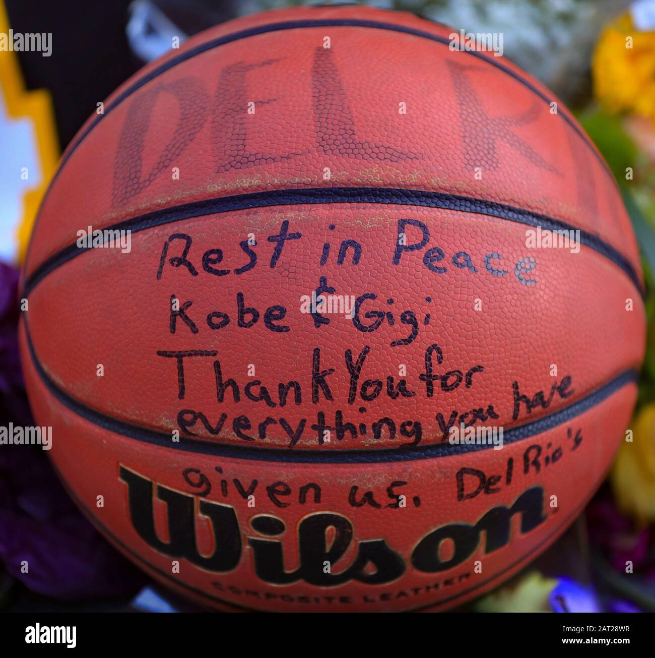 Los Angeles, Kalifornien, USA. Januar 2020. Das am 29. Januar 2020 aufgenommene Foto zeigt einen Basketball in der Nähe des Staples Centers, um Kobe Bryant in Los Angeles, Kalifornien, den Vereinigten Staaten Respekt zu zollen. Der pensionierte NBA-Star Kobe Bryant war einer von neun Menschen, die bei einem Hubschrauberabsturz inmitten eines nebligen Zustandes in den Hügeln oberhalb von Calabasas, Südkalifornien, am 26. Januar 2020 getötet wurden. Kredit: Li Ying/Xinhua/Alamy Live News Stockfoto