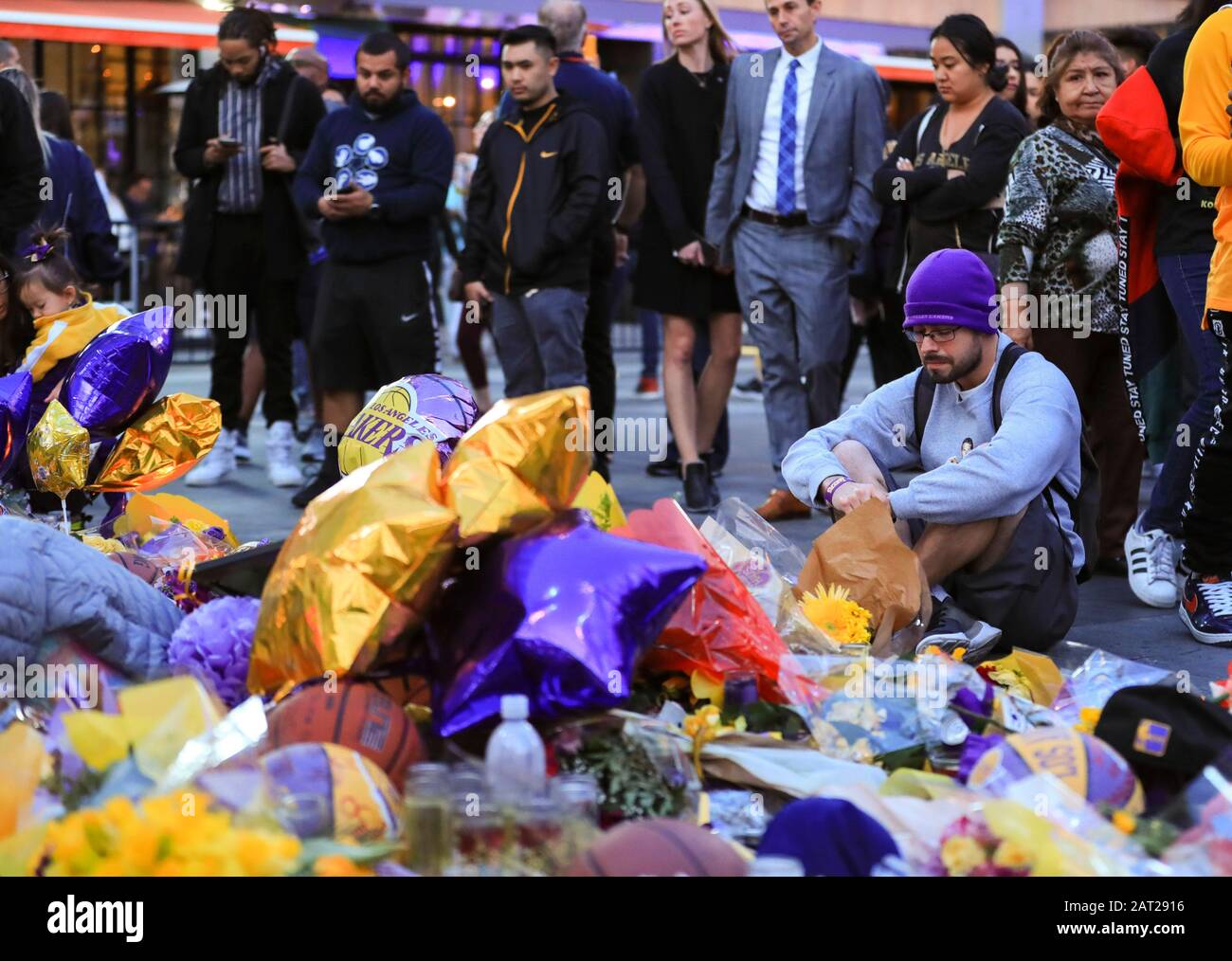 Los Angeles, Kalifornien, USA. Januar 2020. Trauernde versammeln sich in der Nähe des Staples Centers, um Kobe Bryant am 29. Januar 2020 in Los Angeles, Kalifornien, den Vereinigten Staaten, Respekt zu zollen. Der pensionierte NBA-Star Kobe Bryant war einer von neun Menschen, die bei einem Hubschrauberabsturz inmitten eines nebligen Zustandes in den Hügeln oberhalb von Calabasas, Südkalifornien, am 26. Januar 2020 getötet wurden. Kredit: Li Ying/Xinhua/Alamy Live News Stockfoto