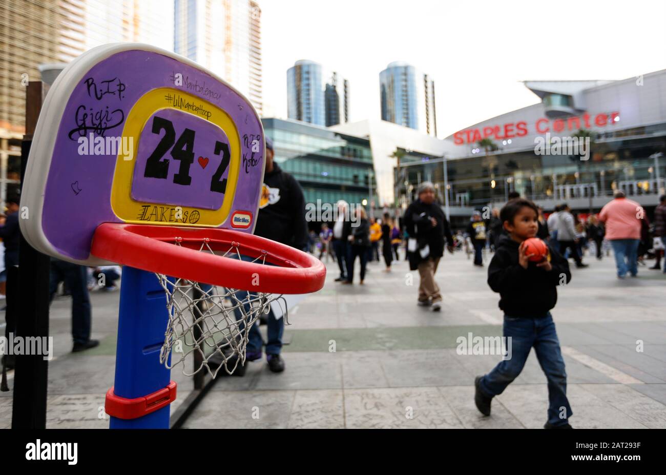 Los Angeles, Kalifornien, USA. Januar 2020. Trauernde versammeln sich in der Nähe des Staples Centers, um Kobe Bryant am 29. Januar 2020 in Los Angeles, Kalifornien, den Vereinigten Staaten, Respekt zu zollen. Der pensionierte NBA-Star Kobe Bryant war einer von neun Menschen, die bei einem Hubschrauberabsturz inmitten eines nebligen Zustandes in den Hügeln oberhalb von Calabasas, Südkalifornien, am 26. Januar 2020 getötet wurden. Kredit: Li Ying/Xinhua/Alamy Live News Stockfoto