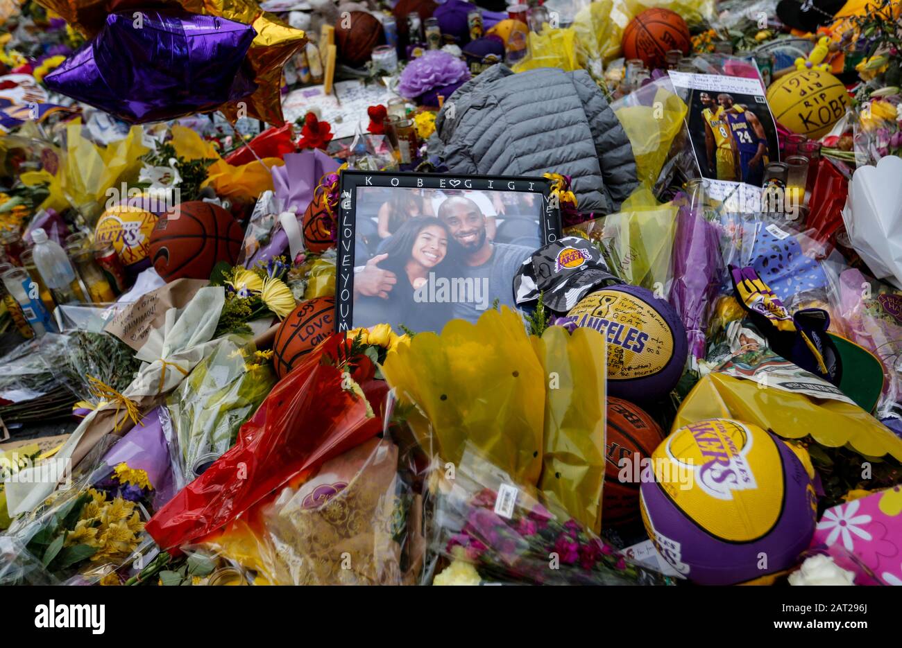 Los Angeles, Kalifornien, USA. Januar 2020. Das Foto, das am 29. Januar 2020 aufgenommen wurde, zeigt die Gedenkstätten in der Nähe des Staples Centers, um Kobe Bryant in Los Angeles, Kalifornien, den Vereinigten Staaten Respekt zu zollen. Der pensionierte NBA-Star Kobe Bryant war einer von neun Menschen, die bei einem Hubschrauberabsturz inmitten eines nebligen Zustandes in den Hügeln oberhalb von Calabasas, Südkalifornien, am 26. Januar 2020 getötet wurden. Kredit: Li Ying/Xinhua/Alamy Live News Stockfoto