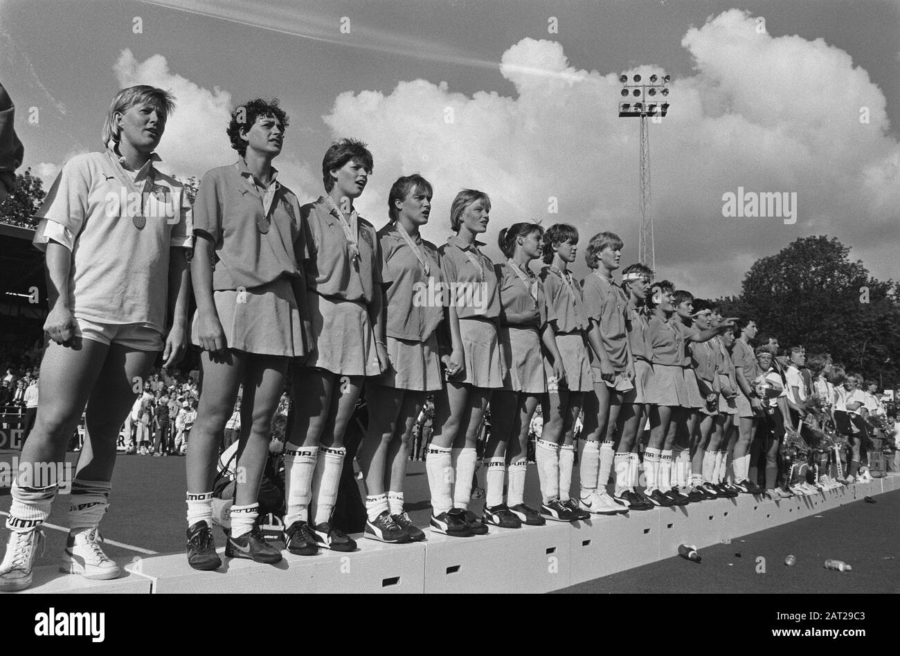 Finale World Hockey Women: Ned. Damen zufrieden mit Medaillen und Pokal nach WM-Sieg; Niederländisches Frauenhockeyteam erstellt am 24. August 1986 Schlagwörter: Mannschaften, Hockey, Medaillen Stockfoto