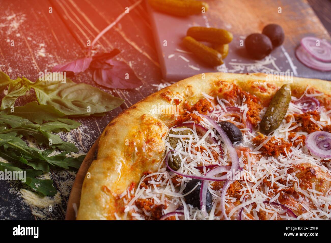 Köstliche, appetitliche klassische italienische Pizza. Konzept für eine leckere und herzhafte Mahlzeit. Rustikaler Holzhintergrund. Stockfoto