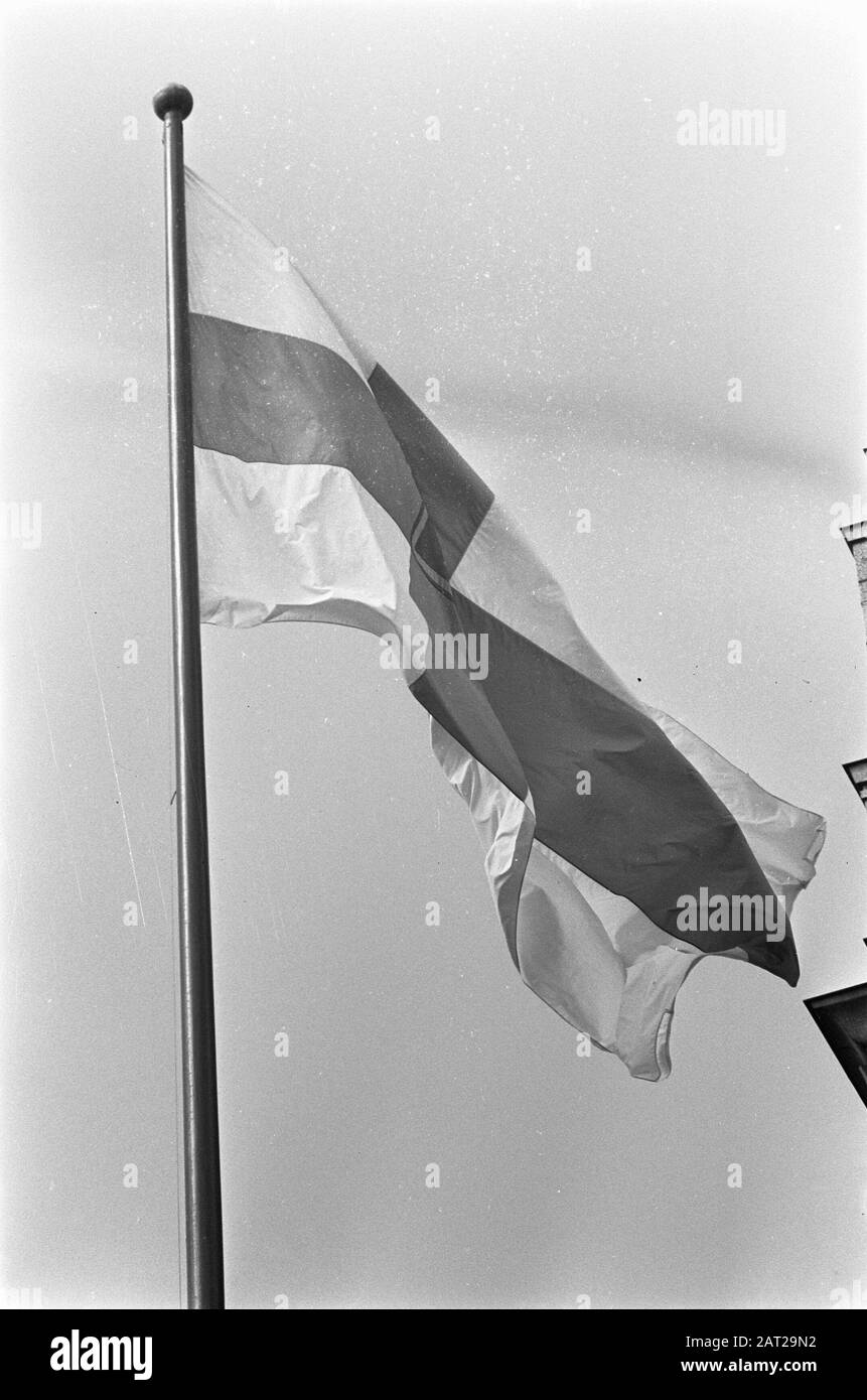 Finnland Finnische Flagge Anmerkung: Beschreibung im Protokoll: 1x Wäscherinnen, 1x parlamentsgebäude, 1x finnische Flagge Datum: 5. Juli 1967 Ort: Finnland, Helsinki Stichwörter: Flaggen Stockfoto