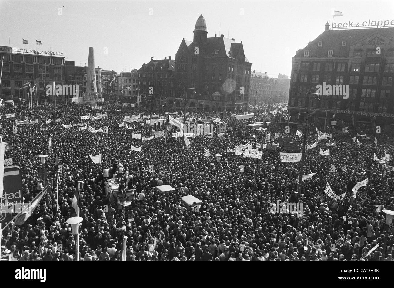 FNV-Manifestation auf dem Dam Square, Amsterdam; Überblick Massenversammlung Datum: 20. März 1980 Ort: Amsterdam, Noord-Holland Schlüsselwörter: Tagungen, Veranstaltungen Stockfoto