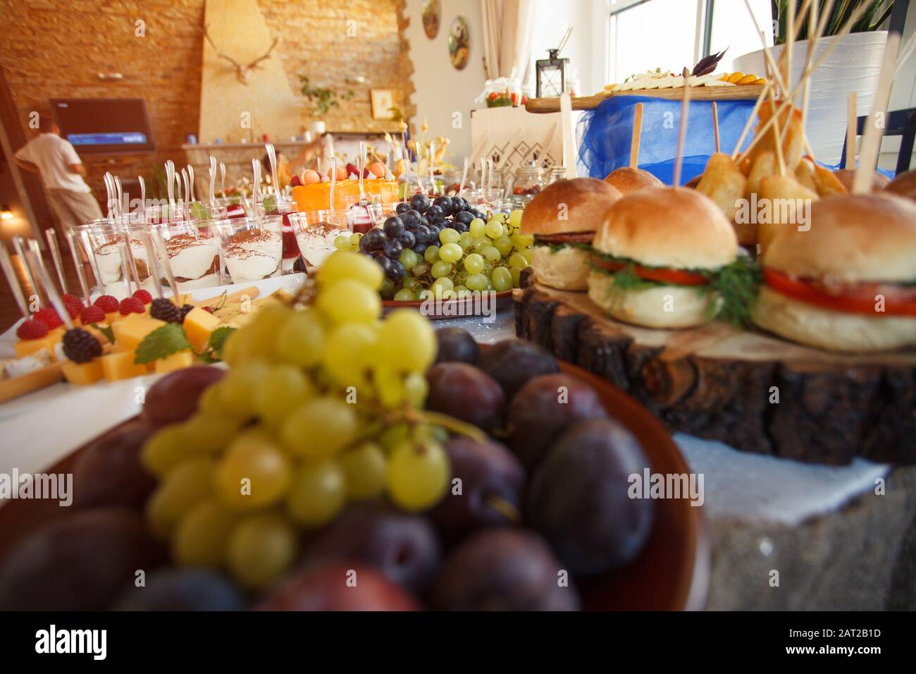 Catering vom Buffet. Burger mit Gemüse, Gemüse und Obst am Buffet. Stockfoto