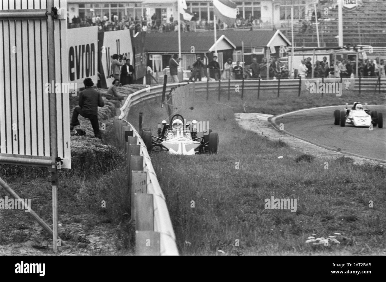 Grand Prix van Zandvoort 1975 Formel Vee Rennwagen gefahren am Straßenrand Datum: 20. Juli 1975 Standort: Noord-Holland, Zandvoort Schlüsselwörter: Autorennen, Unfälle, öffentliche, Rennwagen Stockfoto