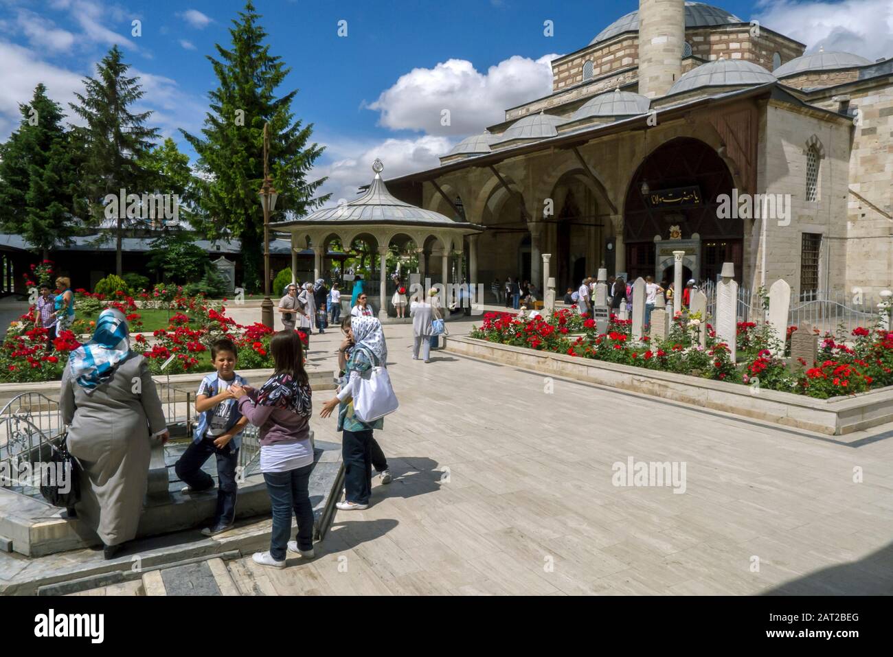 Konya, TÜRKEI - 13. JUNI 2011: Besucher versammelten sich im Innenhof des Mevlana-Museums (1274 n. Chr.), wo sich das Mausoleum von Jalal ad-Din Muhamm befindet Stockfoto