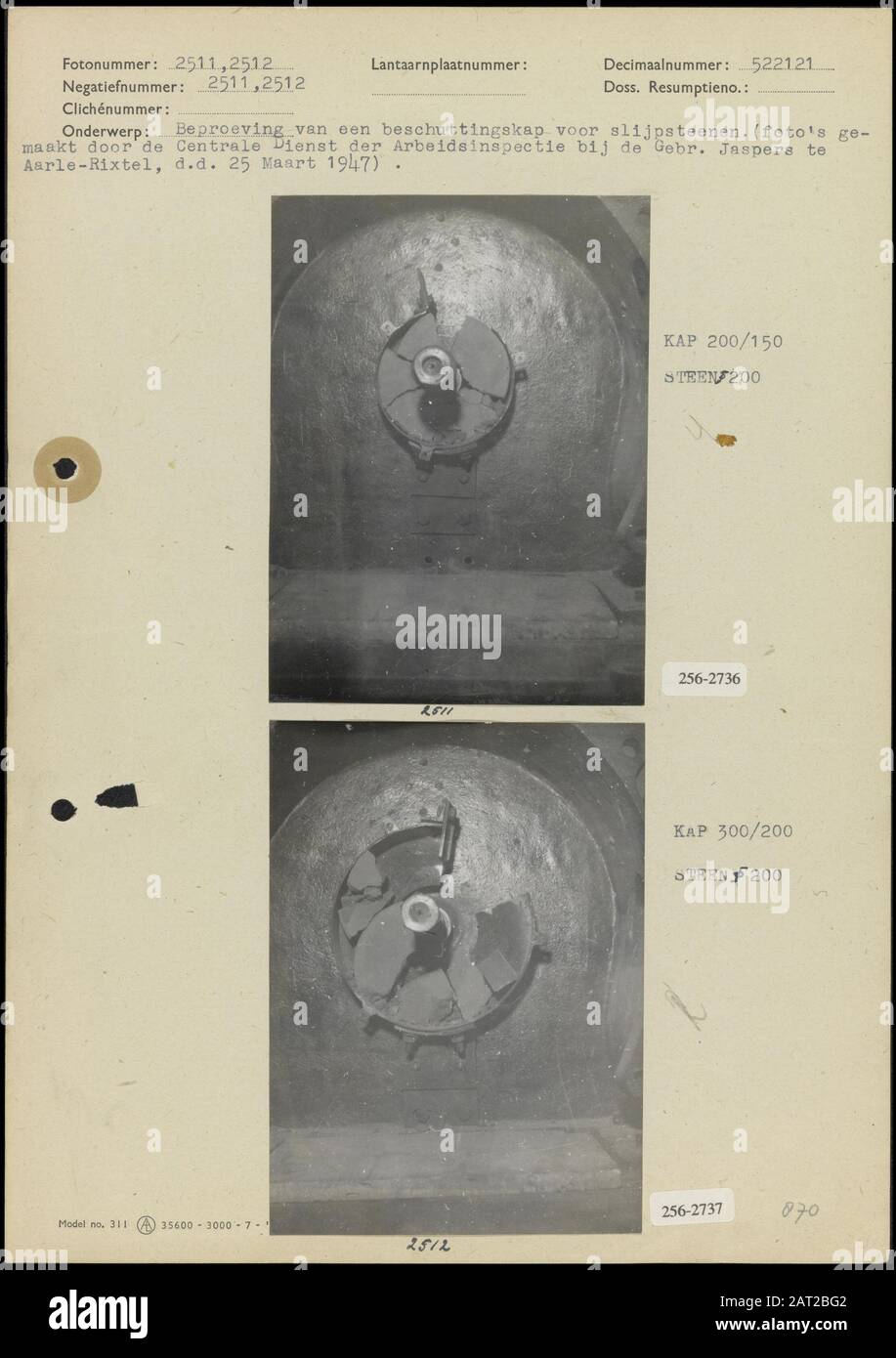 Foto 1: Versuch eines Schutzhauses für Grindsteine, Haube 200/150, Steinquerschnitt 300 Foto von der Firma Gebr. JASPERS in Aarle-Rixtel (12x9 cm; Zentraldienst der Arbeitsaufsicht) Foto 2: Prüfung eines Schutzhauses für Grindsteine, Haube 300/200, Steindurchmesser 200; Foto wird bei der Firma Gebr. gemacht. JASPERS in Aarle-Rixtel (12x8,5 cm; Zentraldienst der Arbeitsaufsicht) Datum: 25. März 1947 Standort: Aarle-Rixtel, Noord-Brandant Schlüsselwörter: Schutzkappen, Sicherheit, Schleifsteine Institutionenname: Gebr. Jaspers Stockfoto