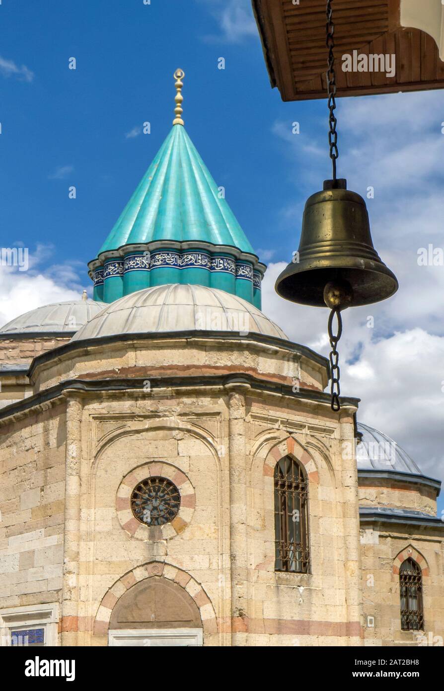 Konya, TÜRKEI - 13. JUNI 2011 : EINE Glocke hängt von einer Kette im Mevlana-Museum (1274 n. Chr.), wo das Mausoleum von Jalal ad-Din Muhammad Rumi, Stockfoto