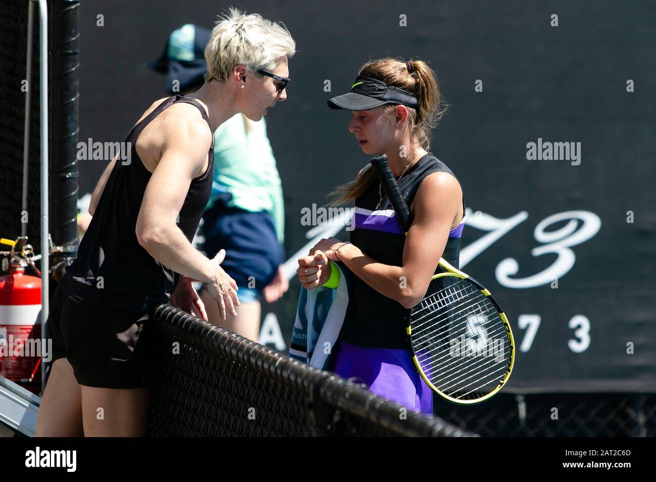 Melbourne, Australien. Januar 2020. Tennis: Grand Slam, Australian Open.  Juniorinnen, Einzel, Viertelfinale, Vecic (Deutschland) - Del Olmo  (Spanien). Alexandra Vecic (r) ist mit Nationaltrainer Jasmin Wöhr im  Gespräch. Vecic steht im Halbfinale,