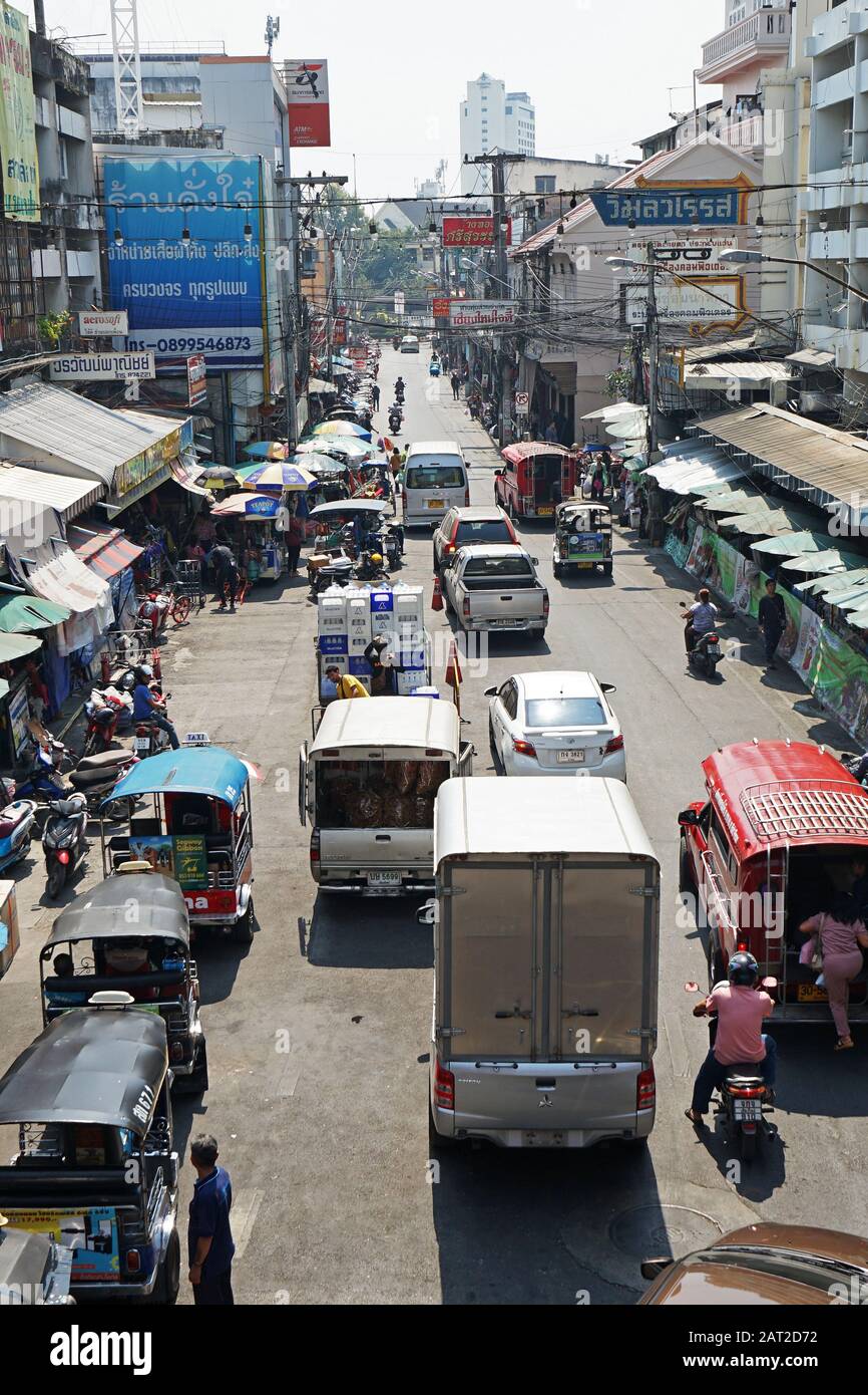 Atmosphäre des Warorot Market (KAD LUANG) große Auswahl an Fertiggerichten, lokalen Snacks und frischen Produkten, auch Kleidung und Accessoires - Chiang Mai Stockfoto