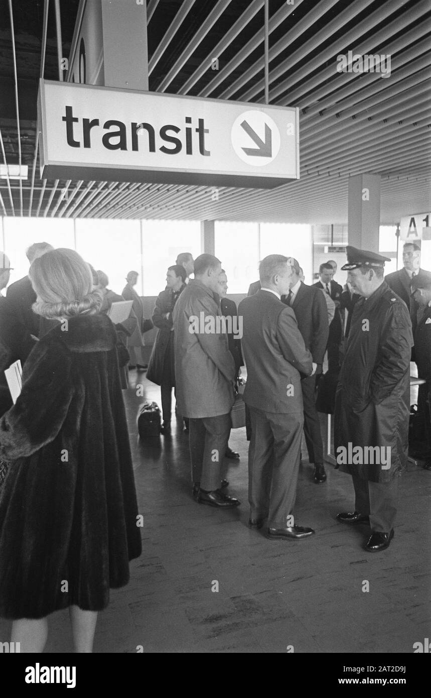 Frank Borman und Frau geben Pressekonferenz auf Schiphol Abfahrt von Schiphol Datum: 11. Februar 1969 Ort: Noord-Holland, Schiphol Schlüsselwörter: Astronauten, Pressekonferenzen, Abfahrten Stockfoto