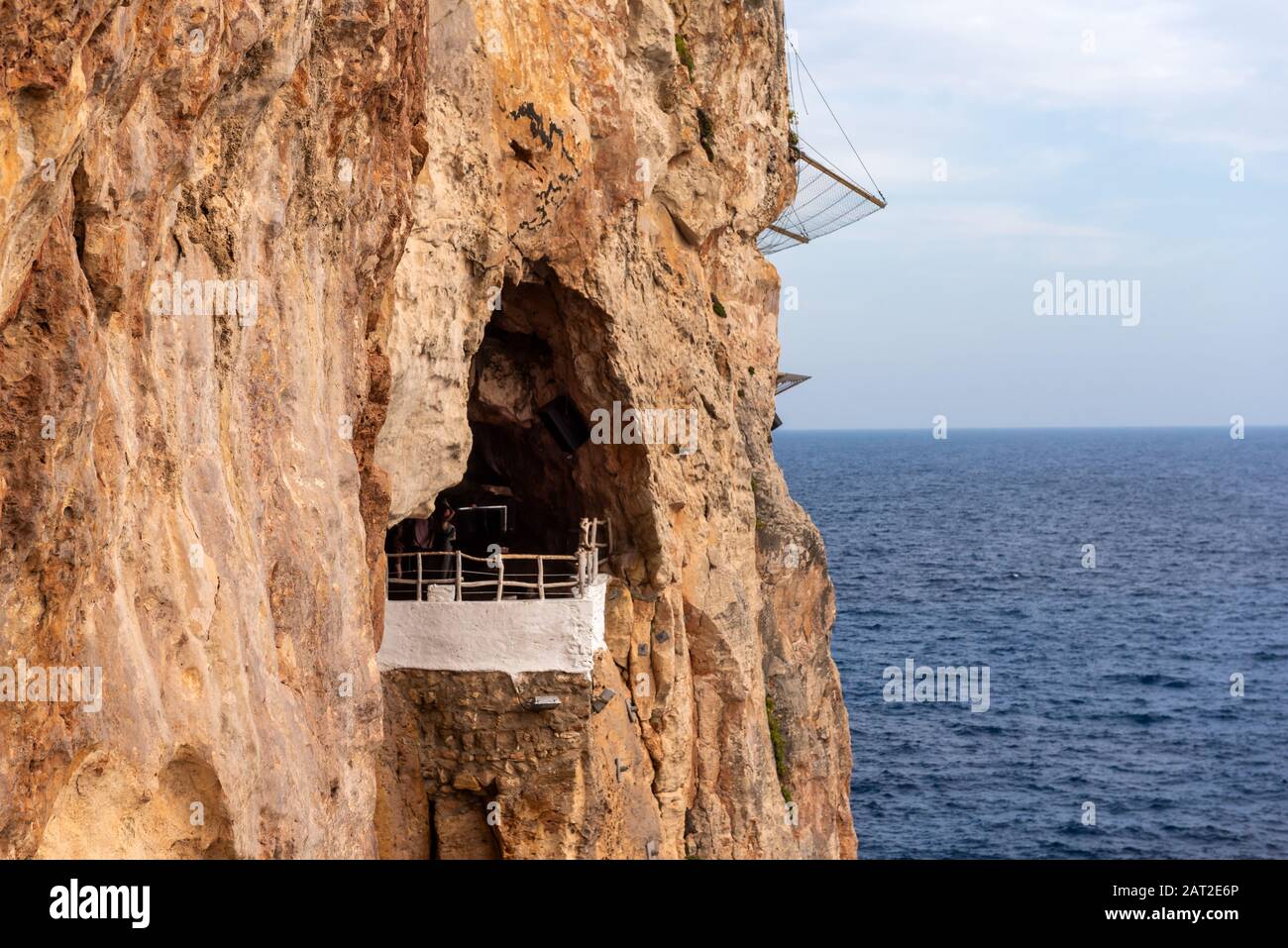 Menorca, Spanien - 14. Oktober 2019: Erstaunliche versteckte Café-Bar in den Höhlen auf der Insel Menorca, Spanien Stockfoto