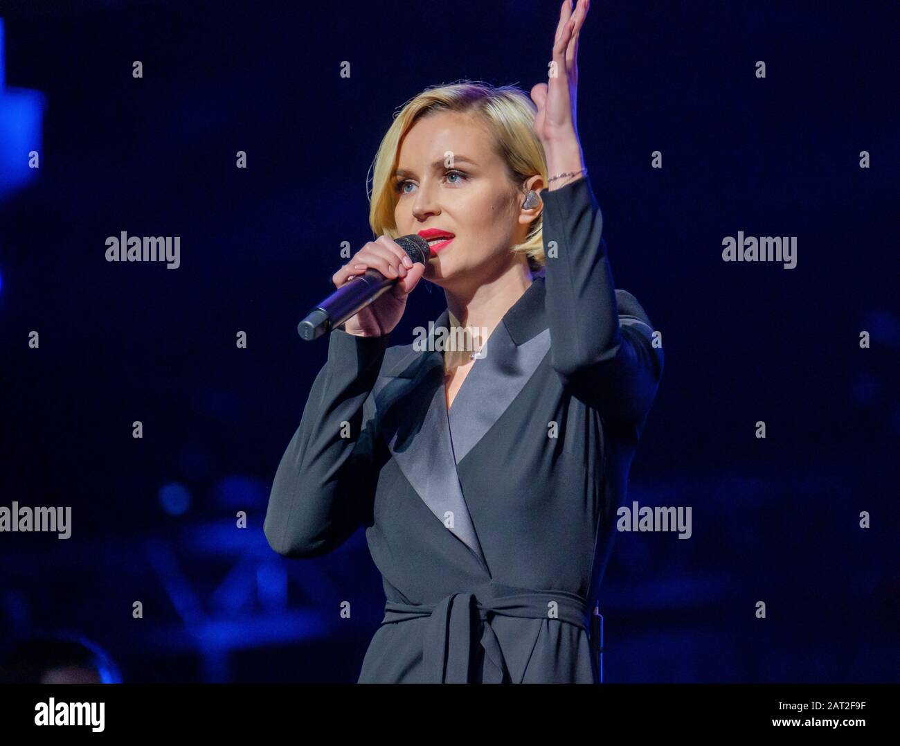 Die berühmte russische Sängerin Polina Gagarina singt vor den Teilnehmern des Wirtschaftsforums Stockfoto