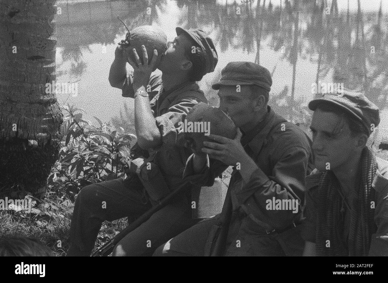 Garoet. Aufreinigung von Patrouillen. Chinese Garoet: Patrouille Open ist eine warme und anstrengende Arbeit in den Tropen. Aber Sie müssen nicht weit gehen, um ein paar Seufzer kühle Flap Milch im Land der Palmen Datum: Oktober 1947 Ort: Indonesien, Niederländisch-Ostindien Stockfoto