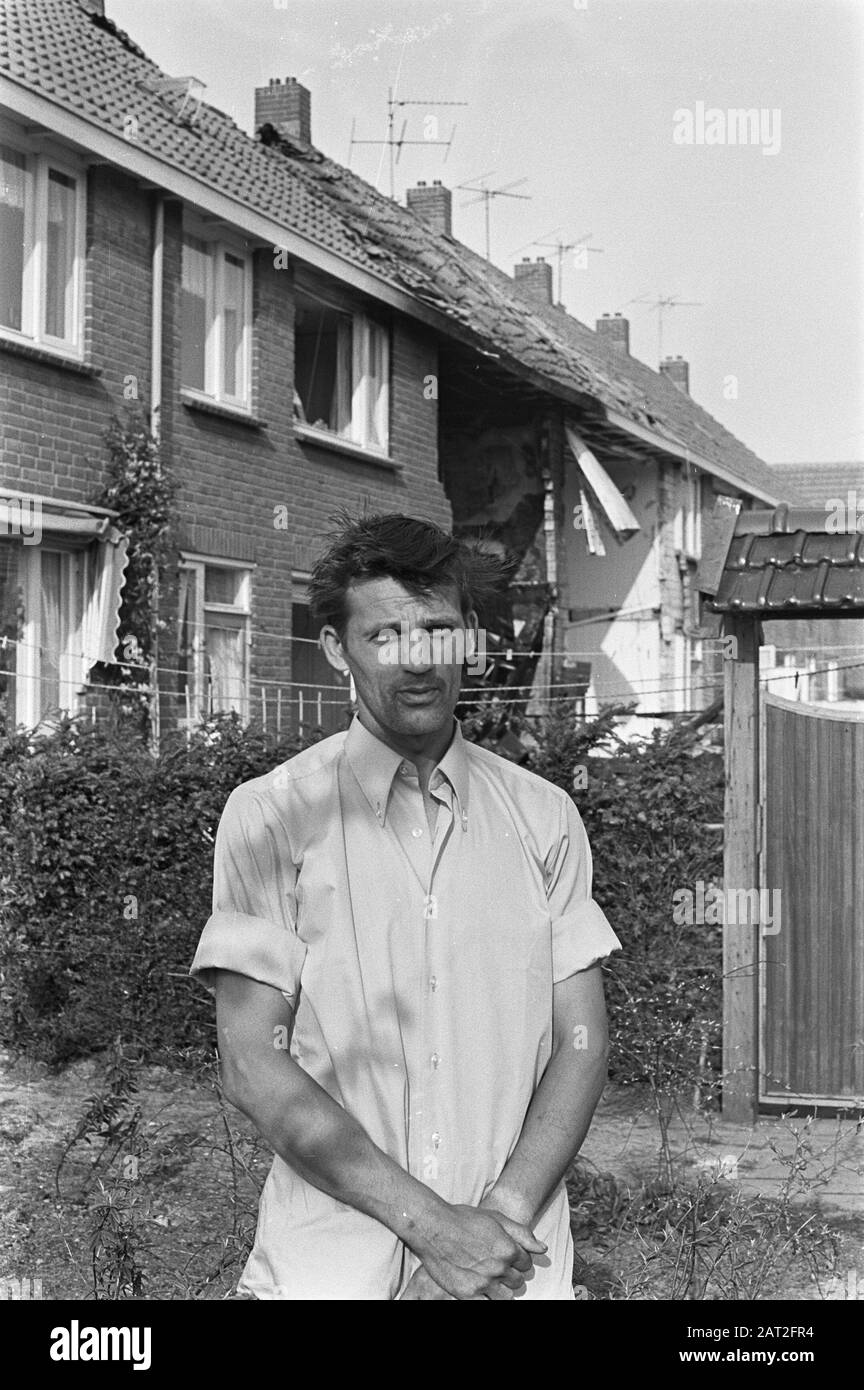 Gasexplosion in Volendam. Vier zerstörte Häuser, Herr J. Zijlstra, konnten einen der Bewohner schnell retten Datum: 15. Juni 1968 Ort: Noord-Holland, Volendam-Schlüsselwörter: Gasexplosionen, HÄUSER, Bewohner Stockfoto