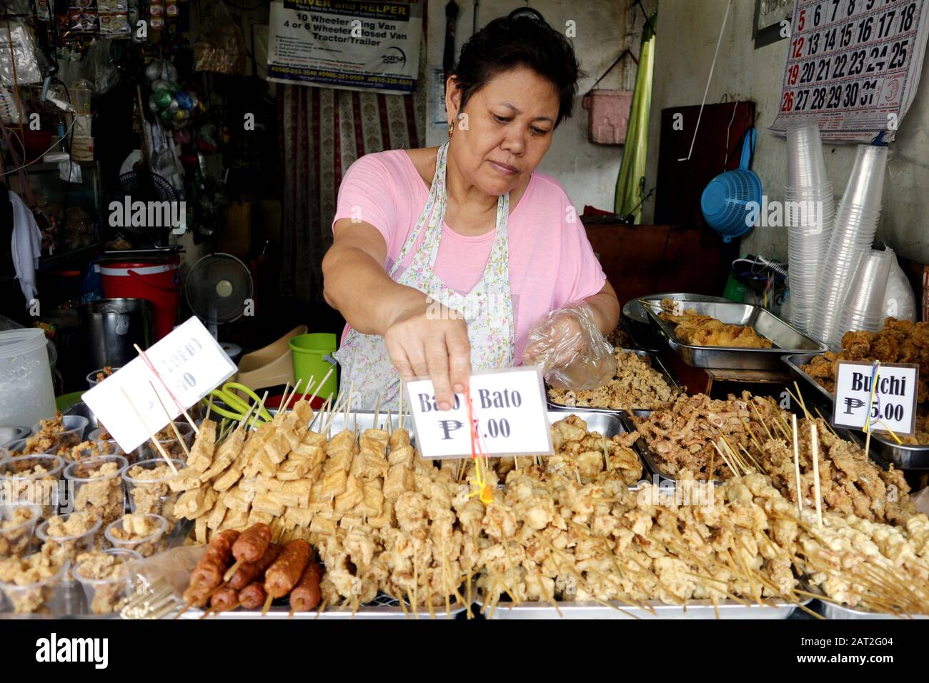 Antipolo City, Philippinen - 29. Januar 2020: Verschiedene angebratene Schweinefleisch- und Hühnerkinner werden im Imbissladen auf der Rückseite der Antipolo-Kathedrale verkauft. Stockfoto