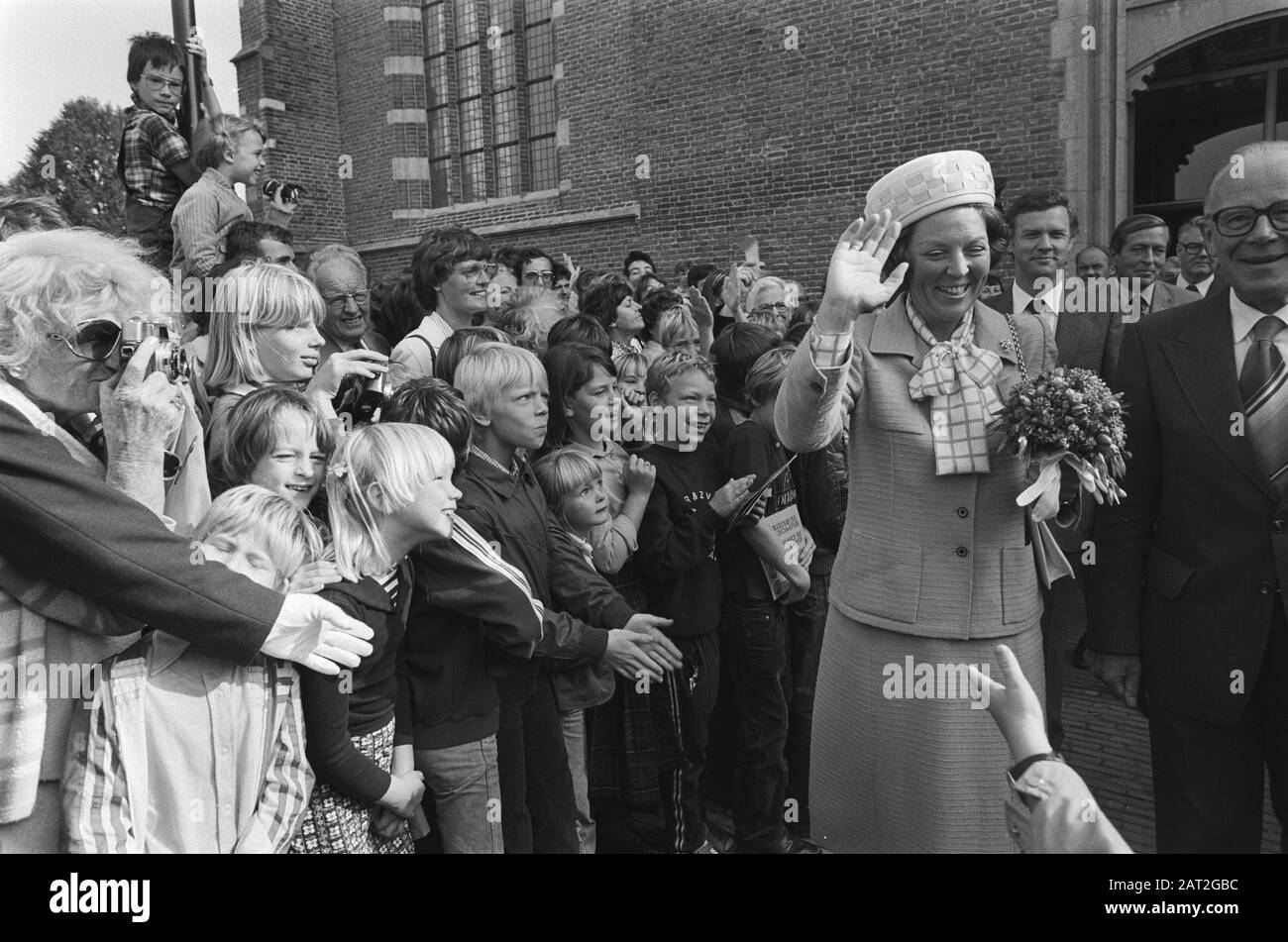 H.M. de Queen und Prins Claus nahmen an der Feier zum 75-jährigen Jubiläum von Ver. Tot Erhaltung Der Naturdenkmal in Naarden durch Gebäude, Königinnen, öffentliches Datum: 20. september 1980 Ort: Naarden, Noord-Holland Schlüsselwörter: Gebäude, Königinnen, öffentlicher Personenname: Beatrix (Königin Niederlande) Stockfoto