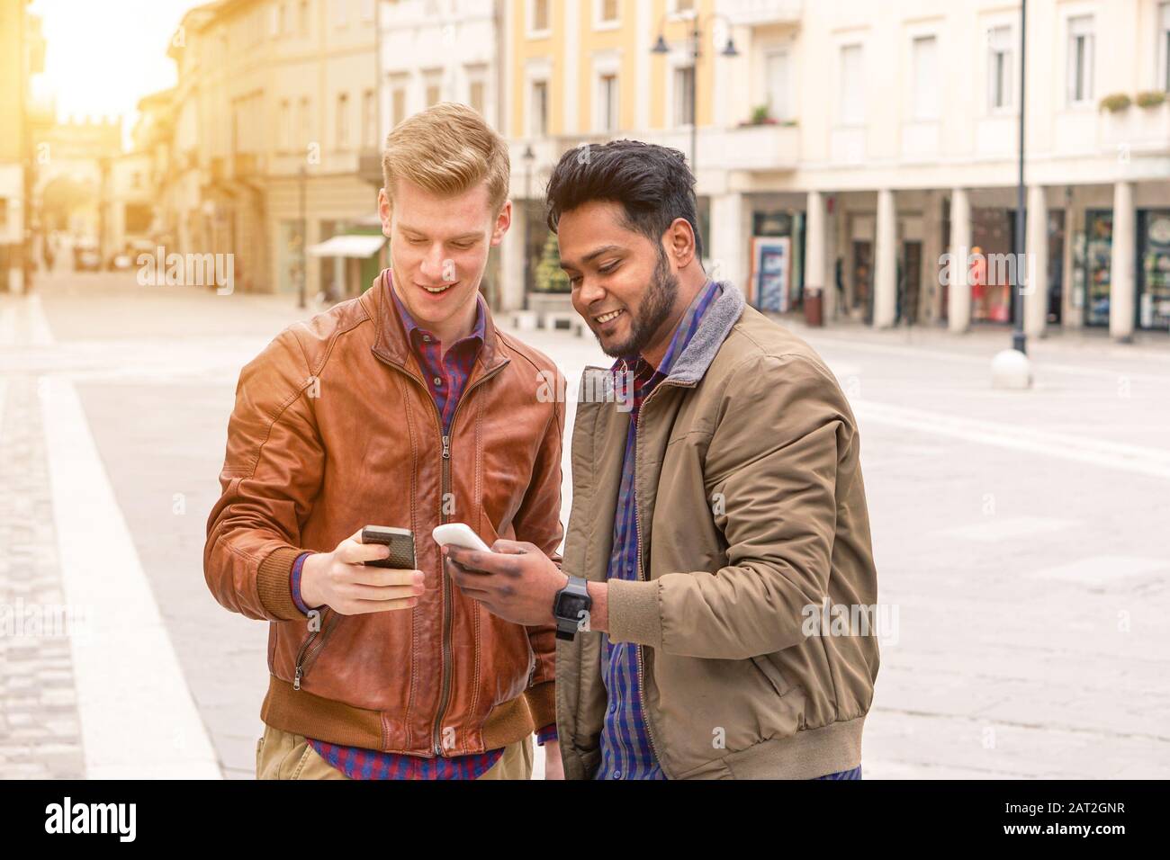 Beste multirassische Freunde, die Spaß mit Smartphones haben - Junge Leute sind technologiesüchtig - Multiethnisches Freundschaftskonzept im Städtewettbewerb - Soft fo Stockfoto
