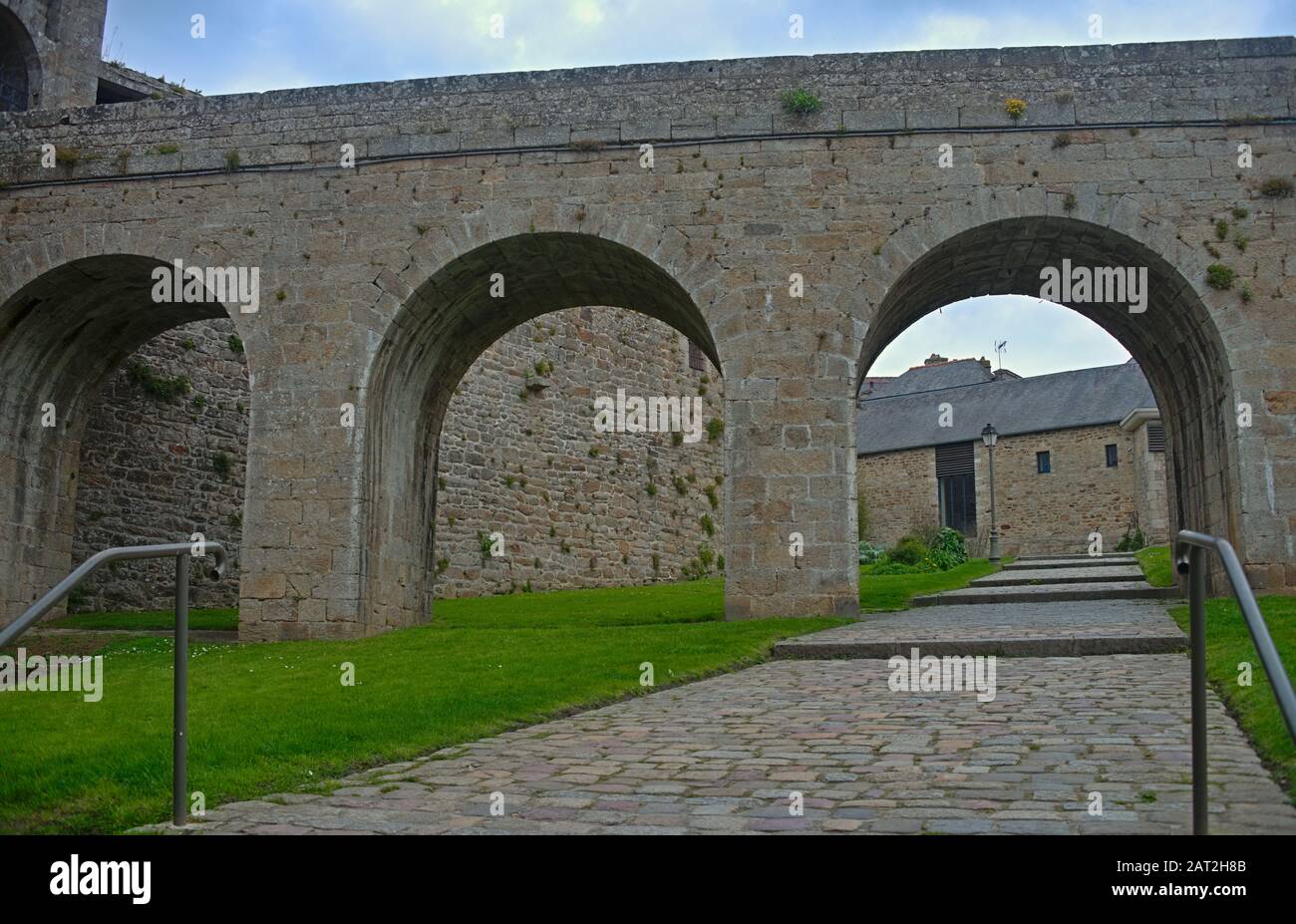 Große Steinmauern, Tor und Brücke in der Festung Dinan, Frankreich Stockfoto