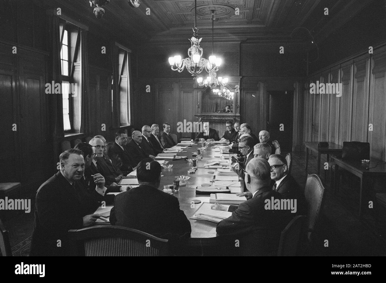 Die Stadtverwaltung von Amsterdam trifft sich mit der Regierung über die schwierige Finanzlage Amsterdam in Den Haag Überblick Treffen Linke Regierungsvertreter Datum: 3. Februar 1970 Ort: Den Haag, Zuid-Holland Schlüsselwörter: Sitzungen, Übersichten Stockfoto