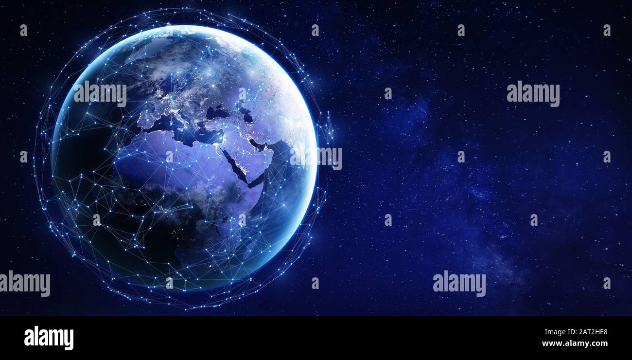 Globales Datenkommunikationsnetzwerk um den Planeten Erde aus dem Weltraum mit verbundener Netztechnologie für Internet of Things (IoT), Cryptocurrency bl Stockfoto