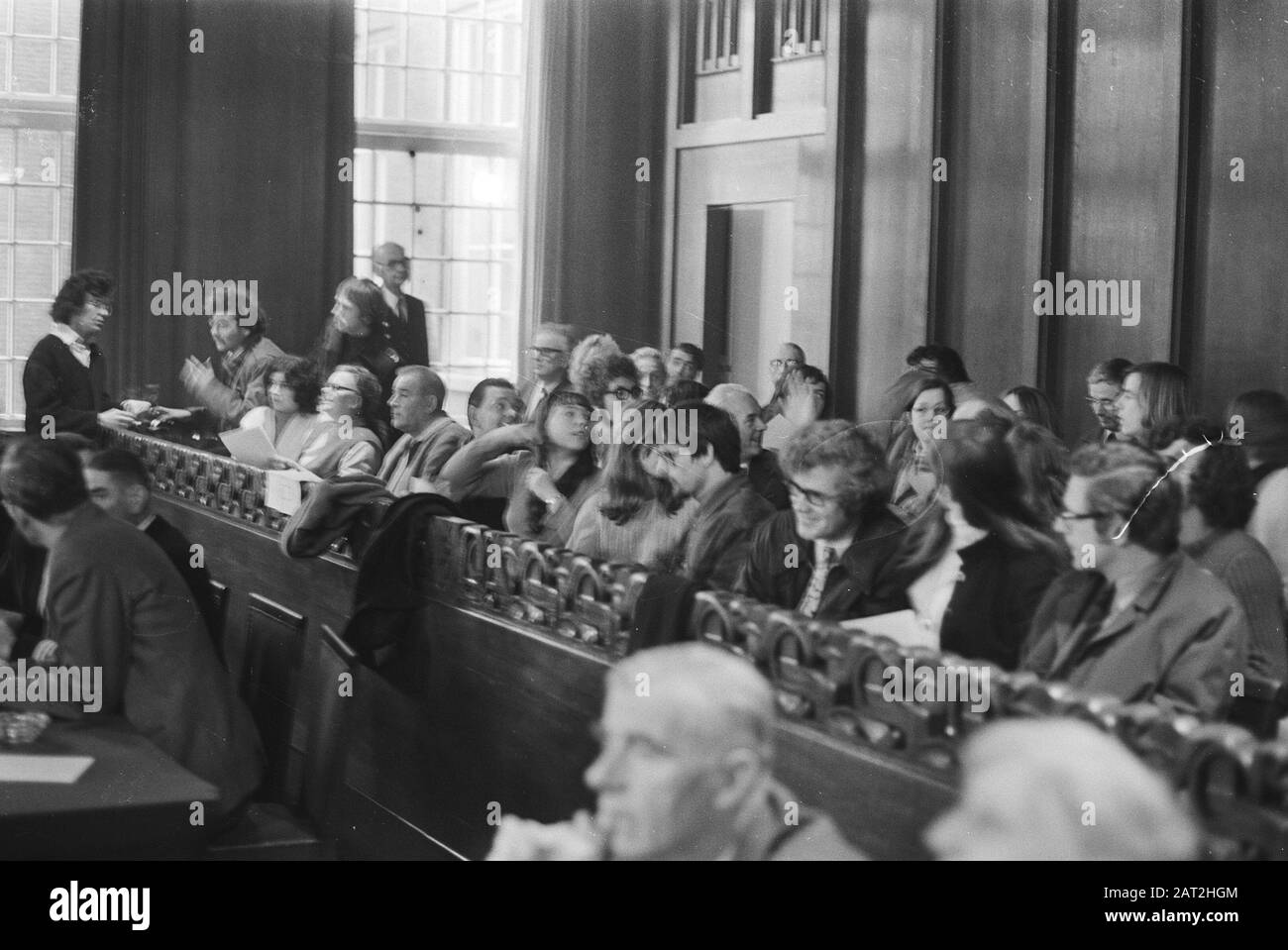 Stadtrat Amsterdam; Bürgermeister Samkalden gibt Erklärung über Feuer in Gastarbeidersponie ab; volle öffentliche Tribüne Datum: 9. Dezember 1970 Ort: Amsterdam, Noord-Holland Schlüsselwörter: Bürgermeister, Räte, Stände, Erklärungen Personenname: Samkalden, Ivo Stockfoto