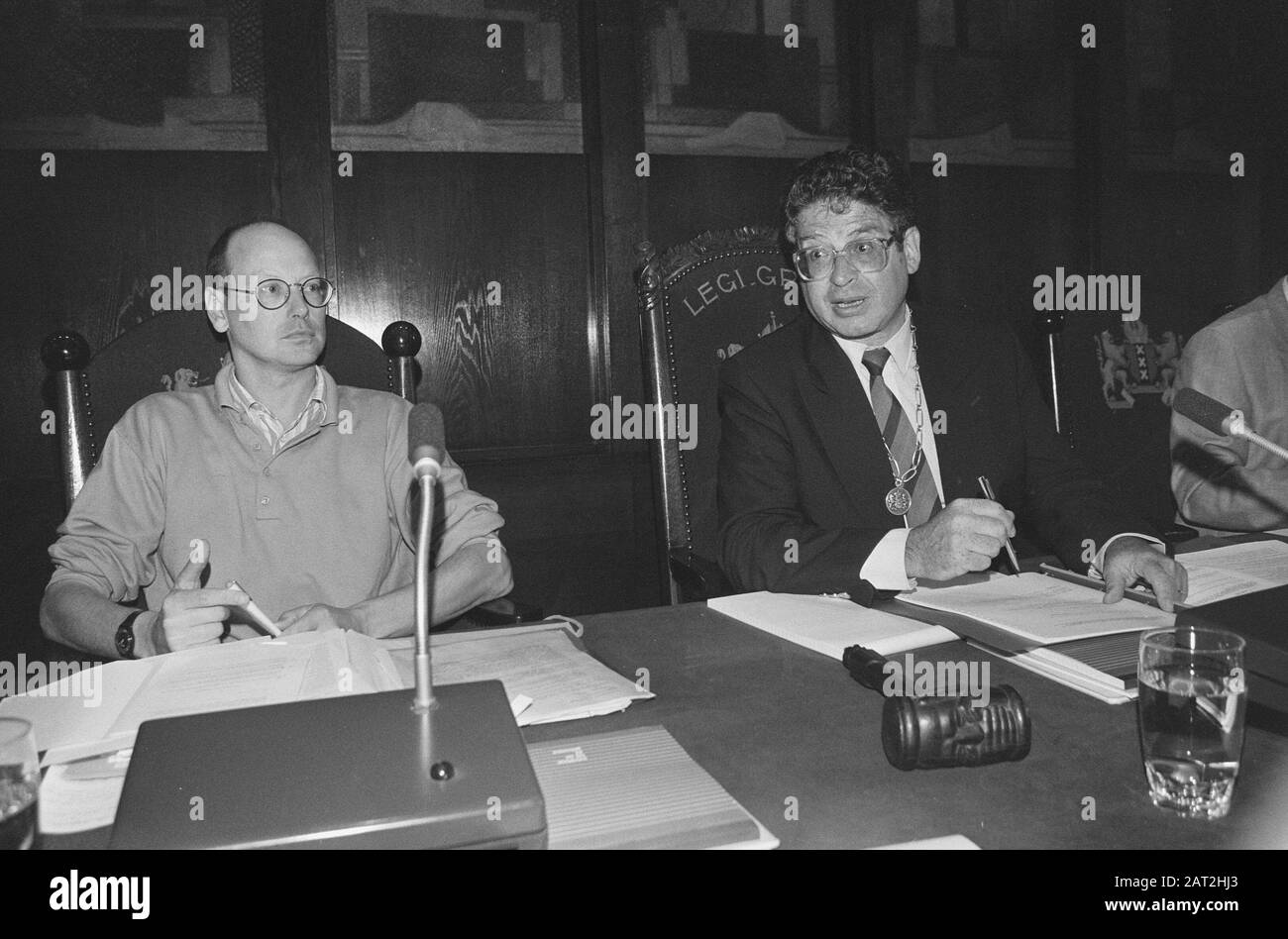 Stadtrat Amsterdam über die Baukosten Stopera; Bürgermeister Van Thijn (r) und Alderman Etty (Finanzen (l) Datum: 2. September 1987 Ort: Amsterdam, Noord-Holland Schlüsselwörter: Bürgermeister, Gemeinderäte persönlicher Name: Etty Name Der Institution: Stopera Stockfoto