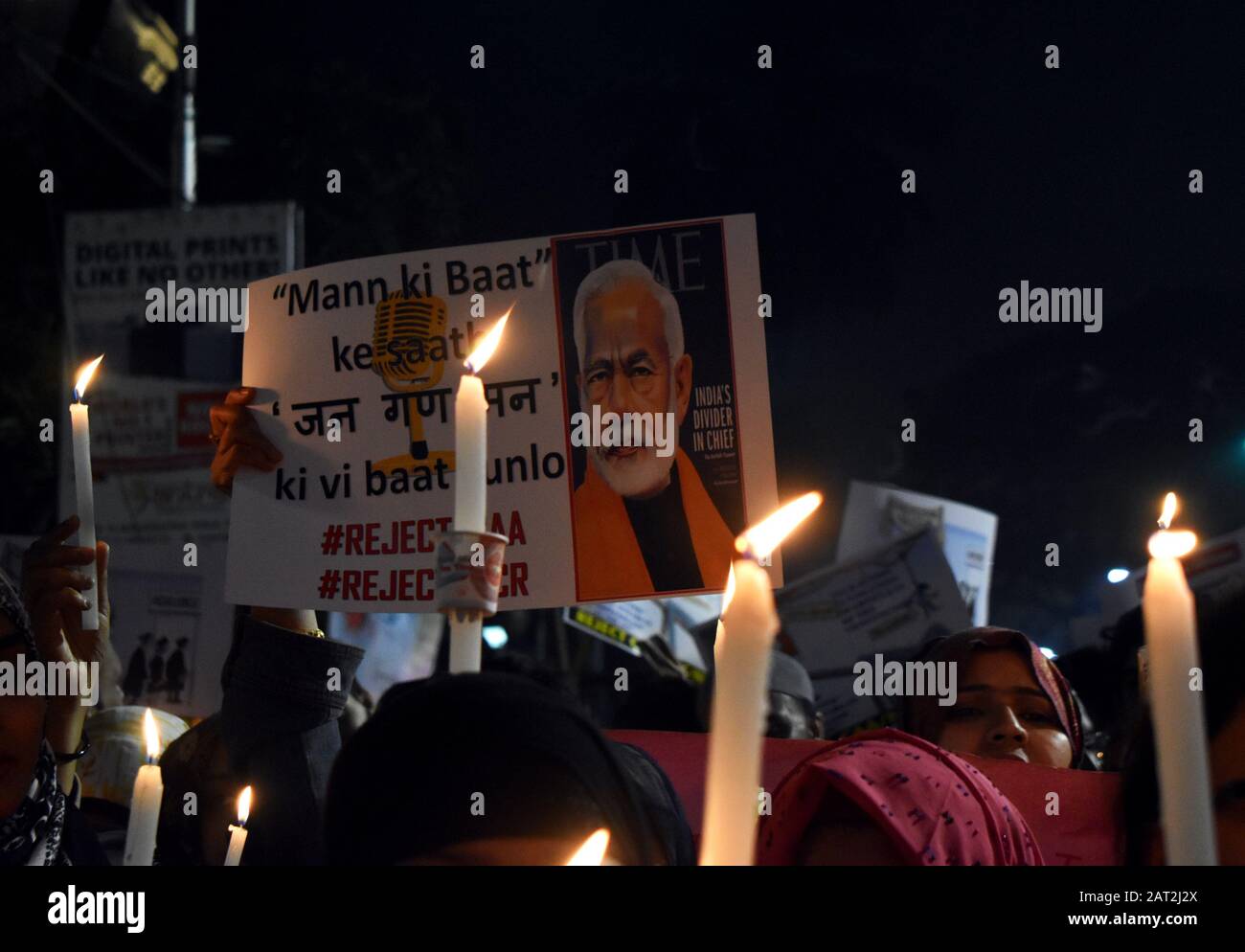 Bei einer Protestkundgebung gegen das National Register of Citizens (NRC) in Kolkata, Indien, halten die gemeinen Völker und Studenten Plakate und Kerzen ab. Stockfoto