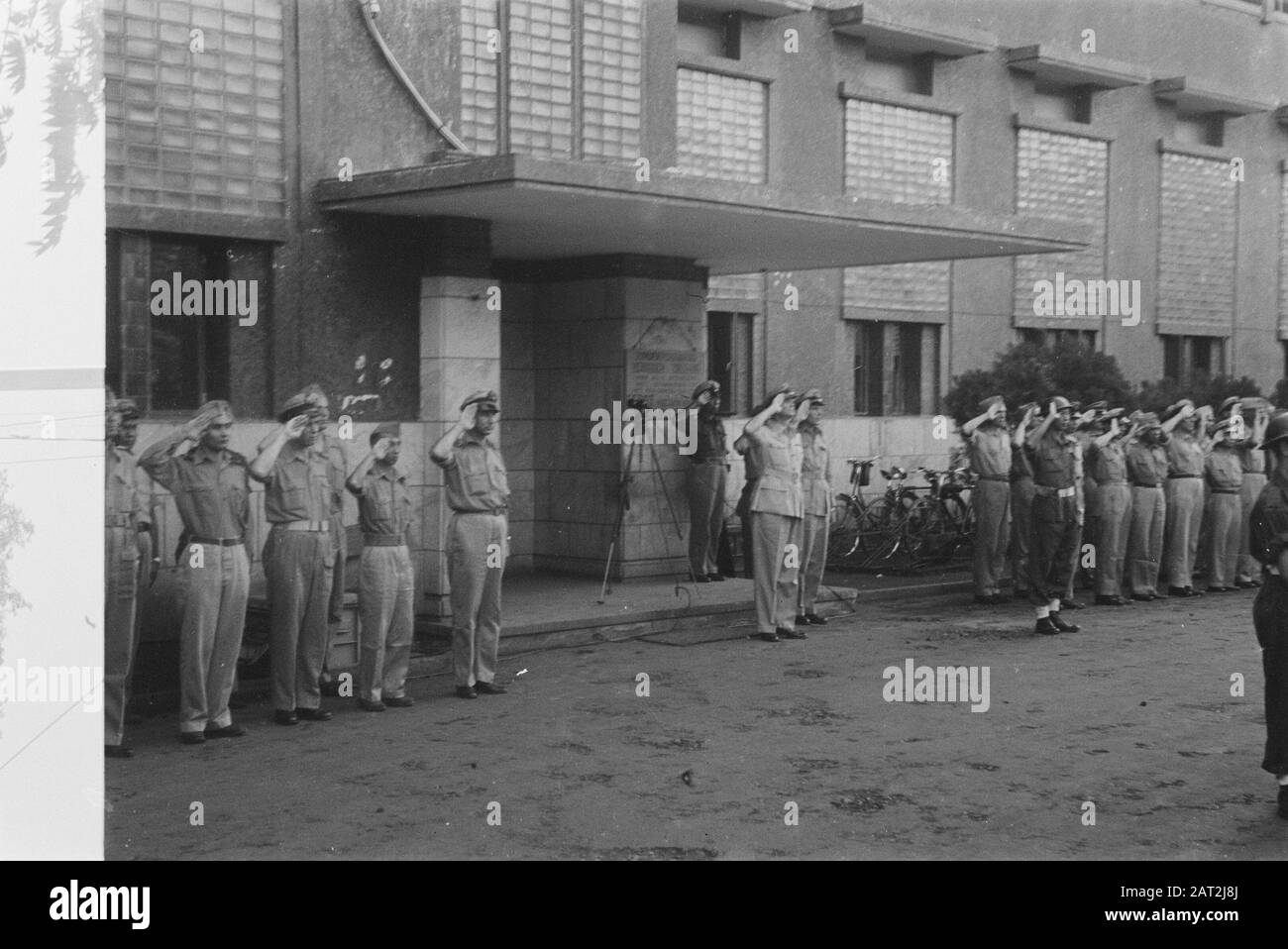 Schule Training Fahrer und Motorradfahrer (S.O.B.M.) bei Bandoeng General Neighbor van Vreeden Salutes Datum: April 1947 Ort: Bandung, Indonesien, Niederländisch-Ostindien Stockfoto