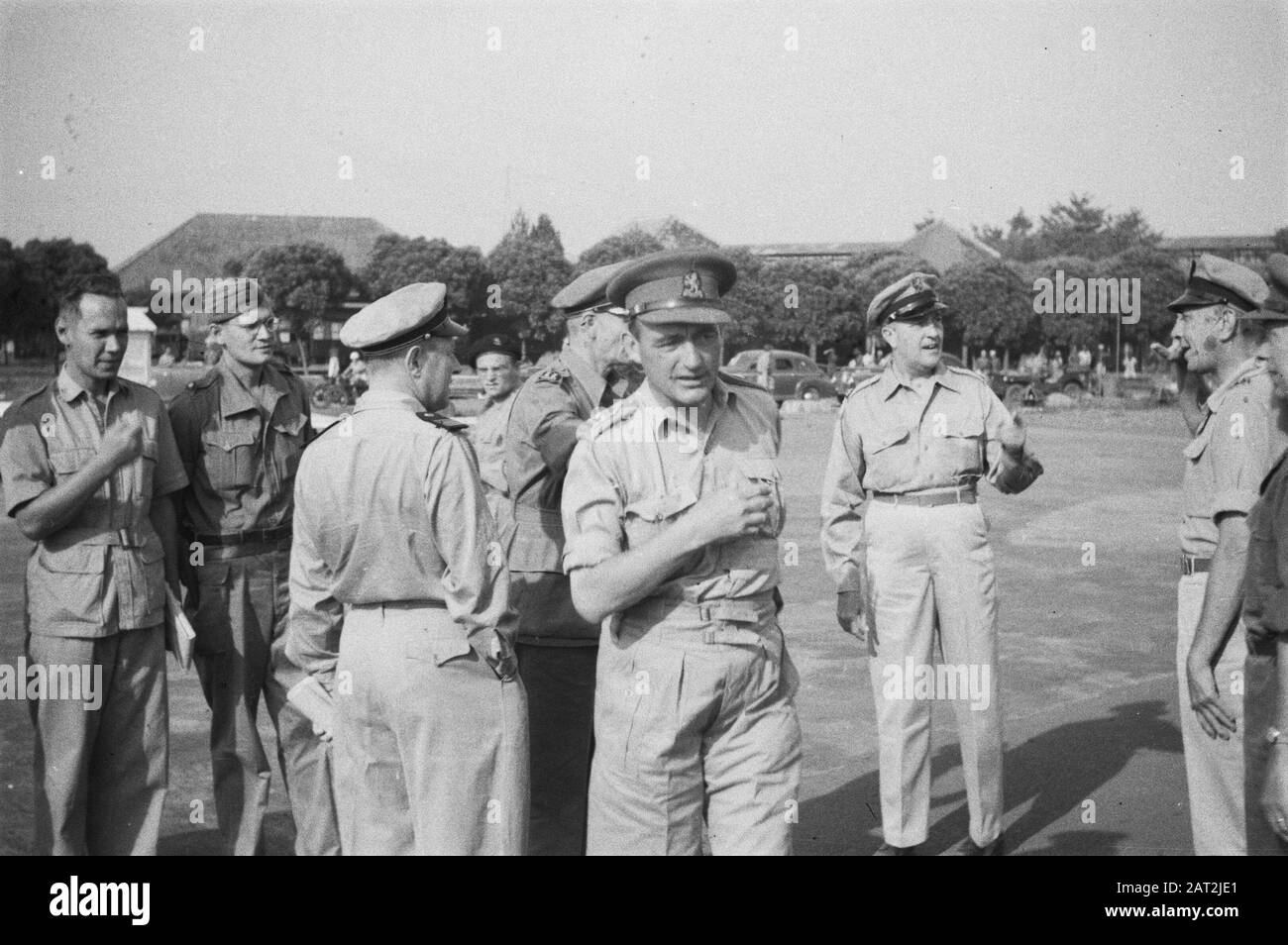 General Doorman besucht Bandoeng General Doorman (Zentrum) dreht sich um, hinter ihm General Neighbor of Peace und Colonel J.K. Meyer Datum: 1946 Standort: Indonesien, Niederländisch-Indien Stockfoto