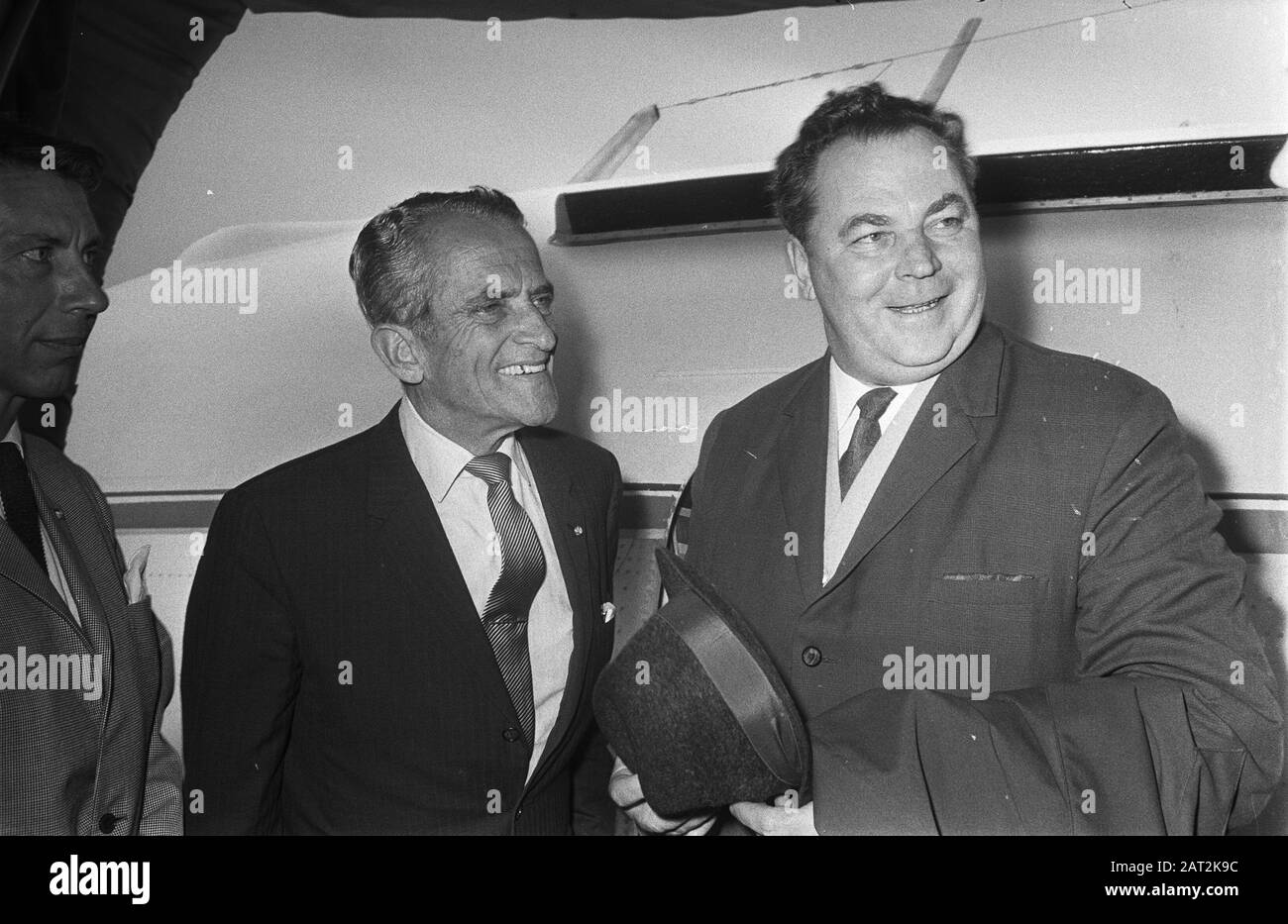 General Michailov, Direktor der russischen Luftfahrt Mie Teroflot am Flughafen Schiphol als Gast der KLM, die ihr 50-jähriges Jubiläum feiert. Luymes, Dir KLM und Michailov Datum: 5. Oktober 1969 Ort: Noord-Holland, Schiphol Schlüsselwörter: Ankunft, Direktbestellungen Personenname: General Michailov, Maatschappij Teroflot Institutionenname: KLM Stockfoto