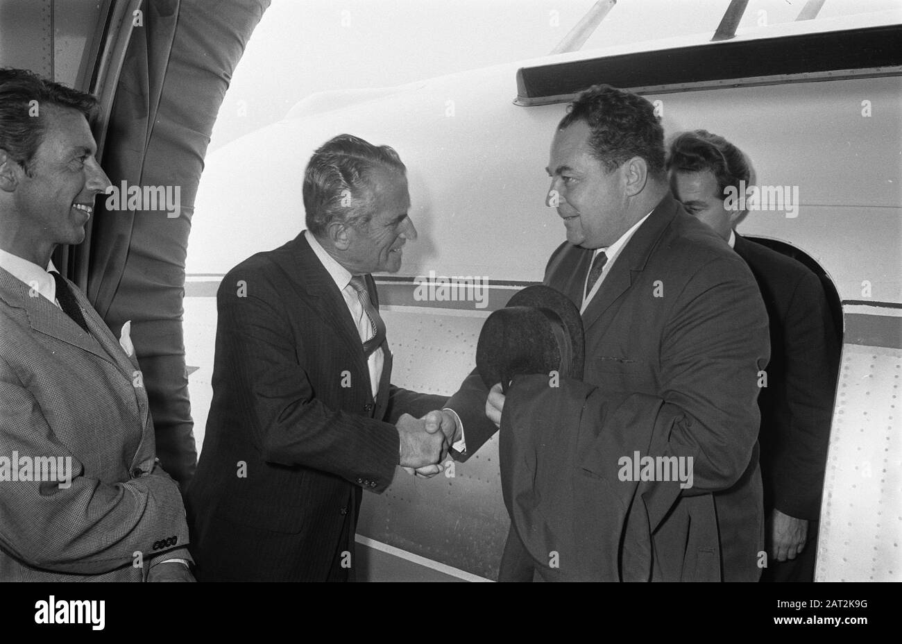 General Michailov, Direktor der russischen Luftfahrt Mie Teroflot am Flughafen Schiphol als Gast der KLM, die ihr 50-jähriges Jubiläum feiert. Luymes, Dir KLM und Michailov Datum: 5. Oktober 1969 Ort: Noord-Holland, Schiphol Schlüsselwörter: Ankunft, Direktbestellungen Personenname: General Michailov, Maatschappij Teroflot Institutionenname: KLM Stockfoto