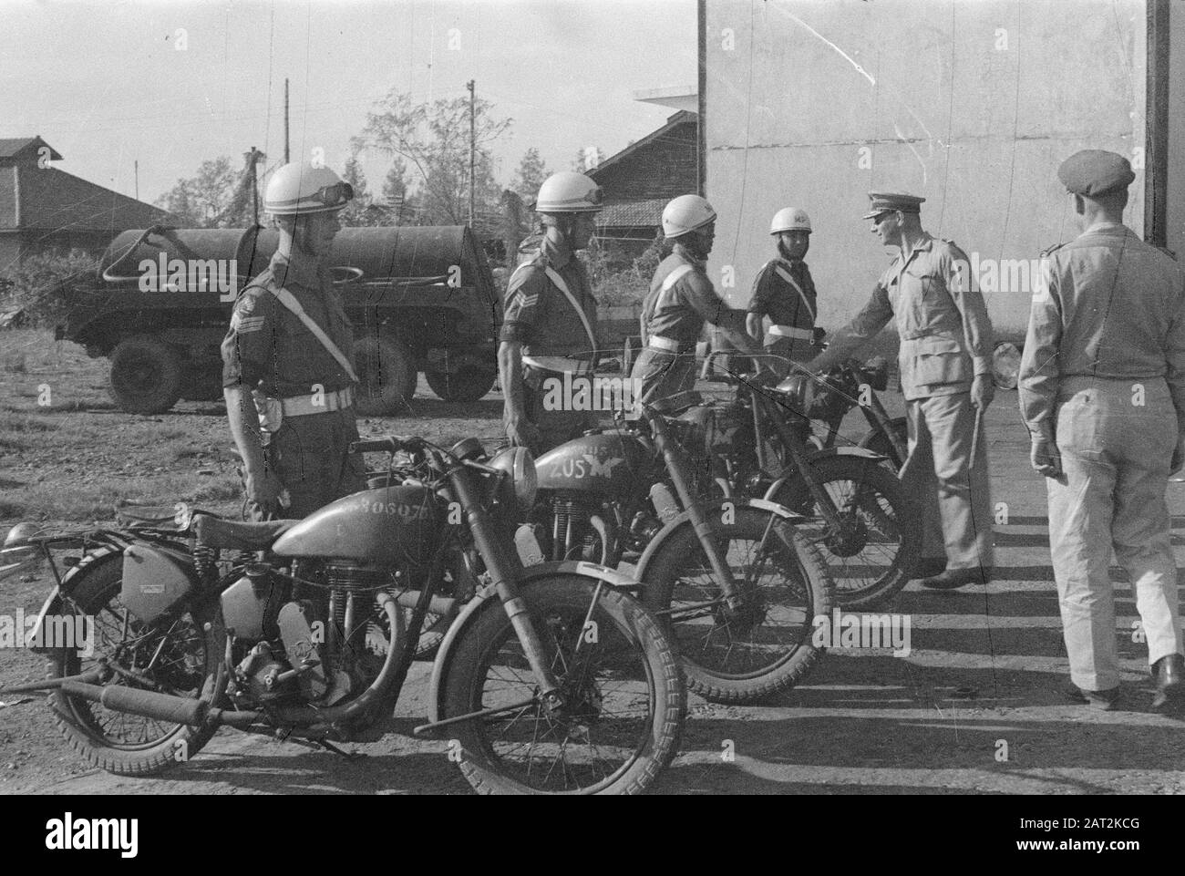 Armeekommandeur S.H. besuchen Bahn entlang Bali, Timor und Surabaya General S.H. Bahn begrüßt Motorrad Brigade Datum: 12. Juni 1946 Standort: Indonesien, Niederländisch-Ostindien Stockfoto