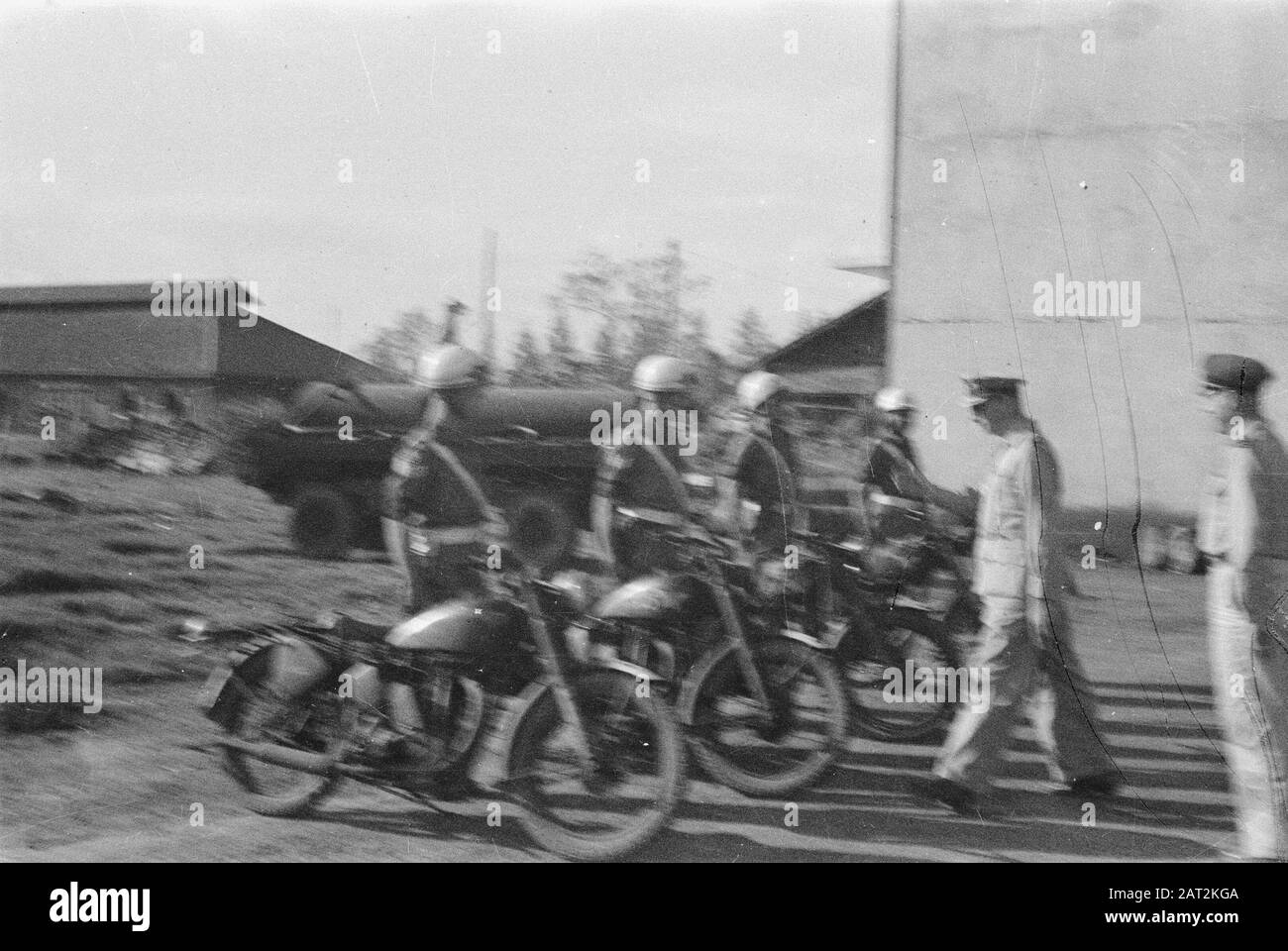 Armeekommandeur S.H. besuchen Bahn entlang Bali, Timor und Surabaya General S.H. Strecke läuft auf dem Motorrad Brigade Datum: 12. Juni 1946 Ort: Indonesien, Niederländisch-Ostindien Stockfoto