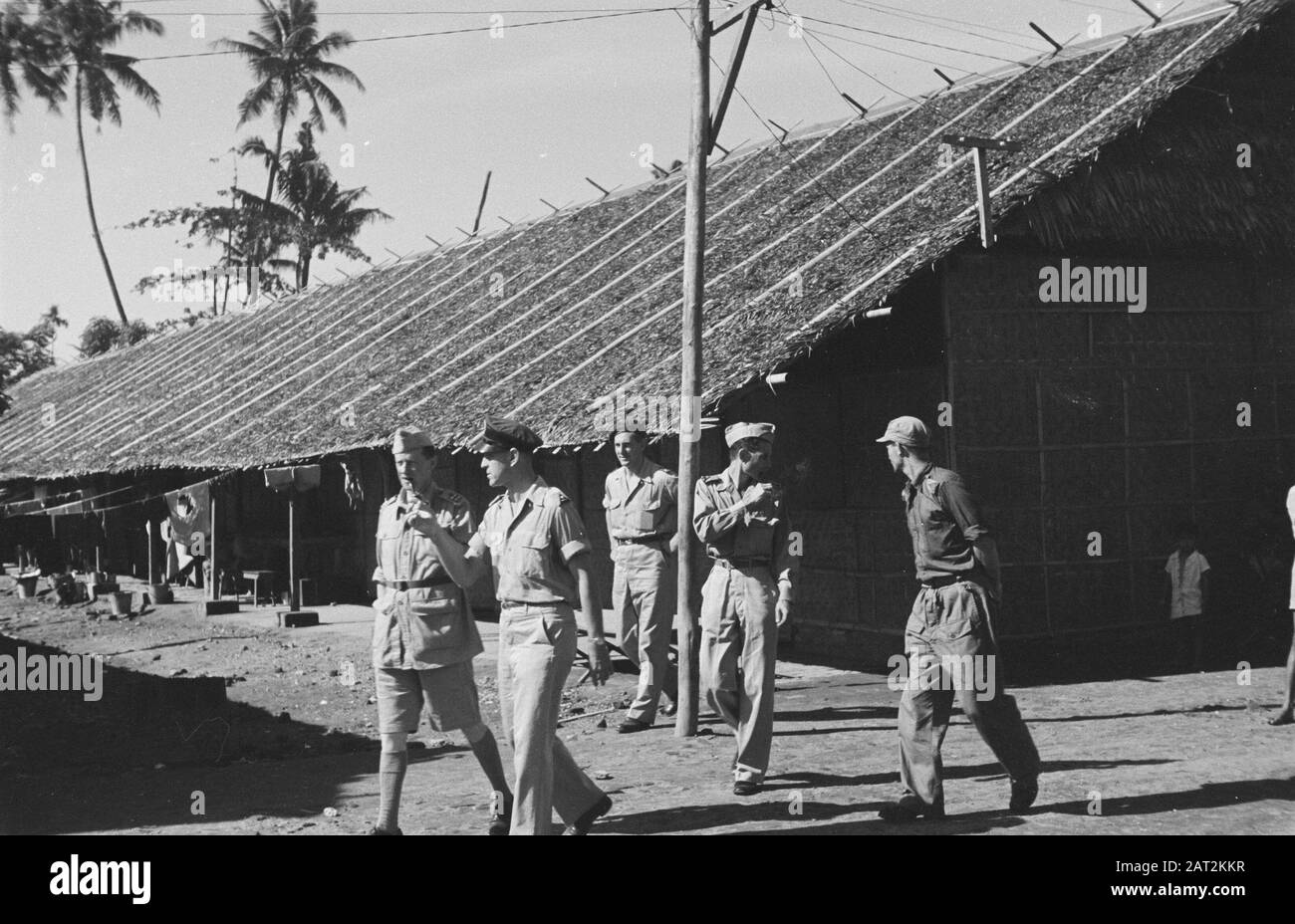 Makassar. Besuch von Premierminister Beel; Truppenverlagerung; Hadjizwaard; Major-General Sas Major General B. Sas besucht Makassar während seiner Durchreise in die Vereinigten Staaten. Datum: 12.Dezember 1947 Ort: Indonesien, Niederländische Ostindien Stockfoto