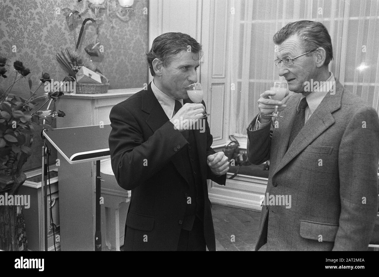 Empfang für Gerard Reve anlässlich seines 50. Geburtstags und 25-jährigen Schreibens Gerard Reve (links) mit Simon Carmiggelt Datum: 14. Dezember 1973 Schlüsselwörter: Autoren, Jahrestage, Empfänge, Schriftsteller, Geburtstage persönlicher Name: Carmiggelt, Simon, Reve, Gerard van de Stockfoto