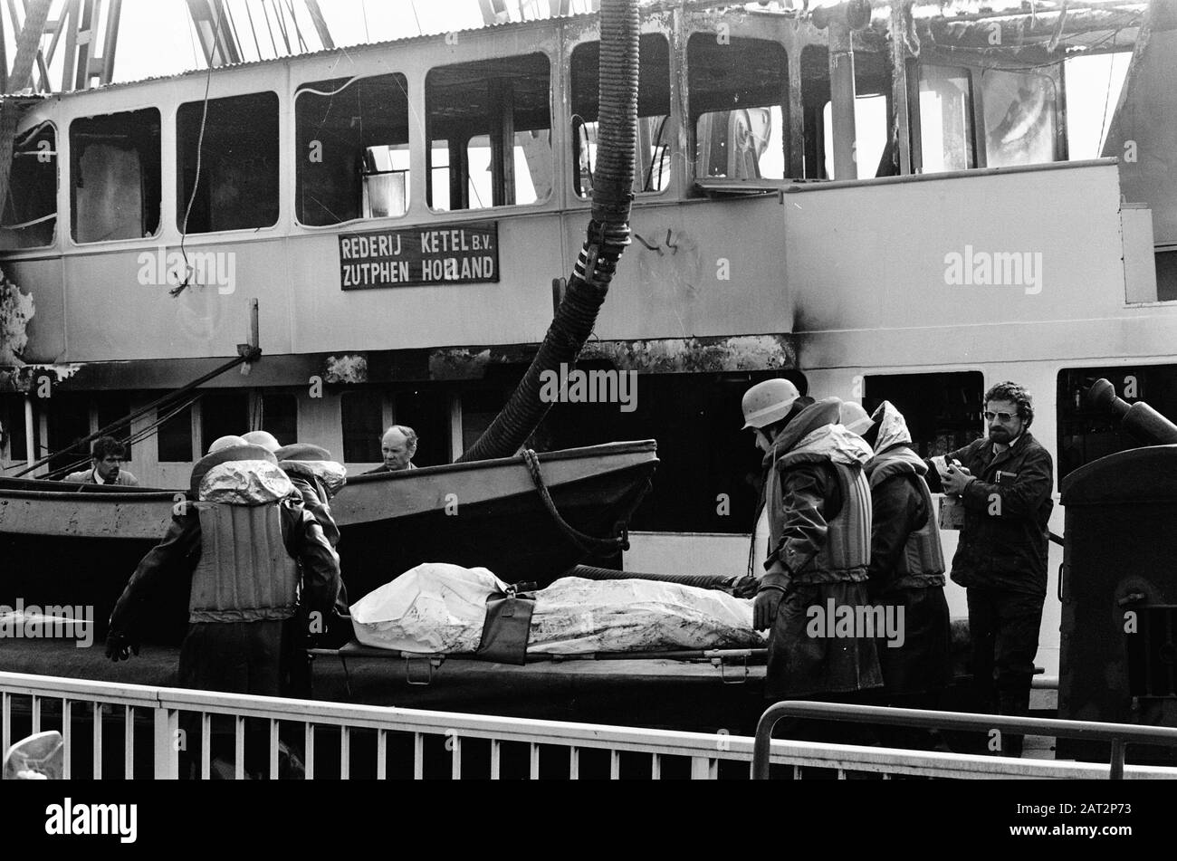 Versunkenes Schiff Prinzessin Irene in Köln gehoben, tot geborgen; eines der Opfer wird abgefahren Datum: 21. April 1975 Ort: Köln Schlagwörter: Tot, VICTIMES, Schiffe Stockfoto