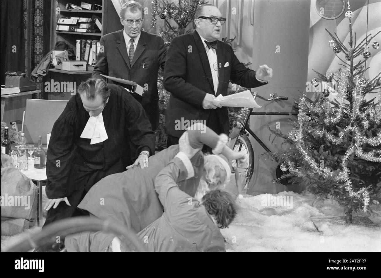 Van Oekel zeigen von VPRO; Harry Rope als Weihnachtsmann, mit Sjef van Oekel, ir. Evert van der Pik, Reverend Bongers Datum: 5. Dezember 1974 Schlagwörter: Künstler, Fernsehen, Fernsehprogramme persönlicher Name: Bongers, Oekel, Sjef van, Pik, Evert van der, Seil, Harry Stockfoto