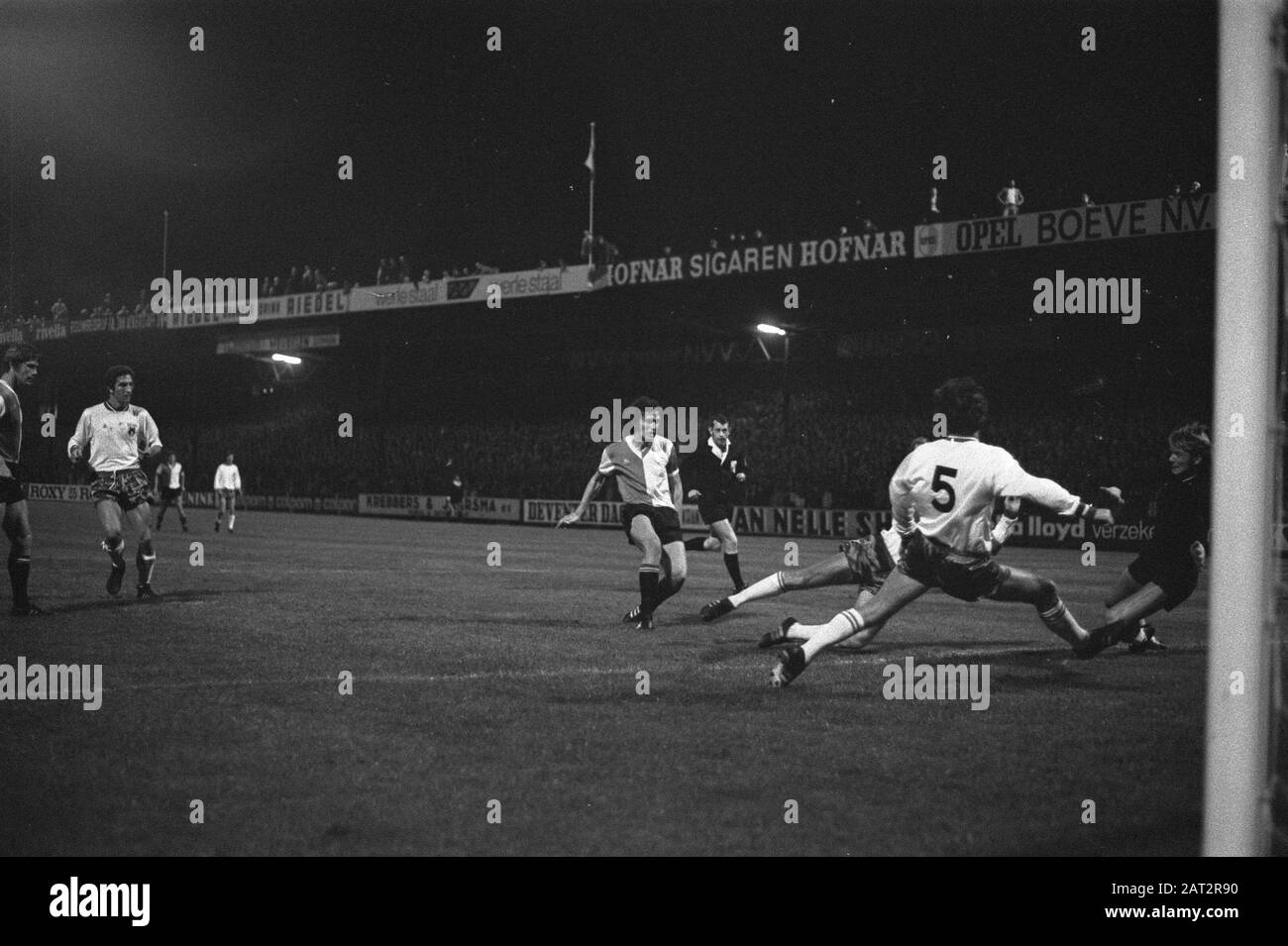 Go Ahead Eagles gegen Feyenoord 0-1, Nr. 25 Schoemaker Scores, Nr. 26 Schoemaker läuft fröhlich weg Datum: 11. September 1971 Schlüsselwörter: Sport, Fußball-Institution Name: Feyenoord, Go Ahead Eagles Stockfoto