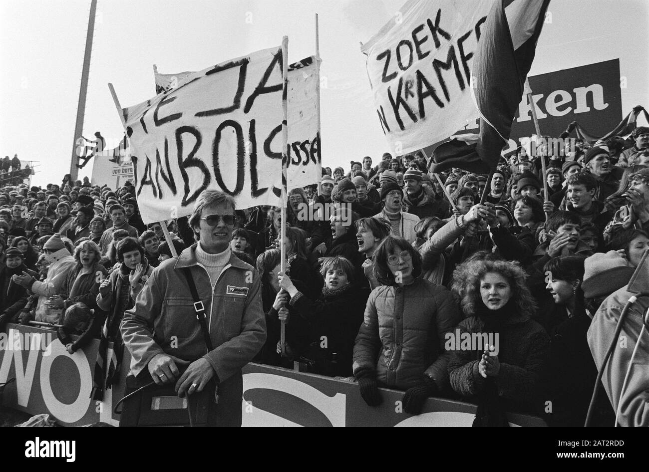 Weltmeisterschaft der Herren in Heerenveen. Die Leute jubeln in den Tribünen. Datum: 1. März 1980 Ort: Friesland, Heerenveen Schlagwörter: Schlittschuhlaufen, Sport Stockfoto