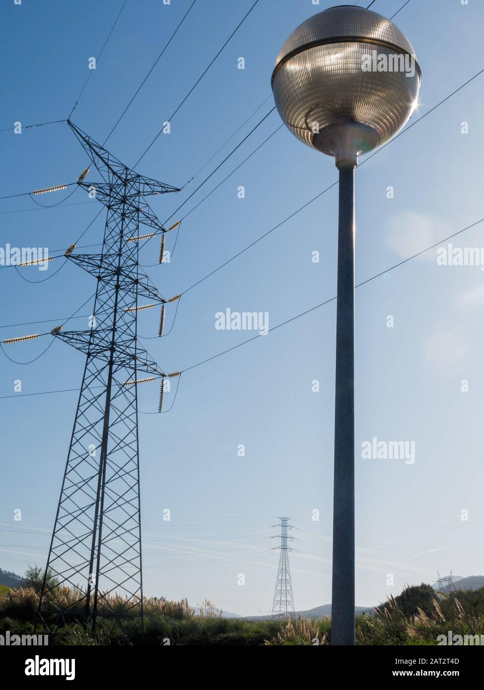 Elektrischer Turm am blauen Himmel Stockfoto