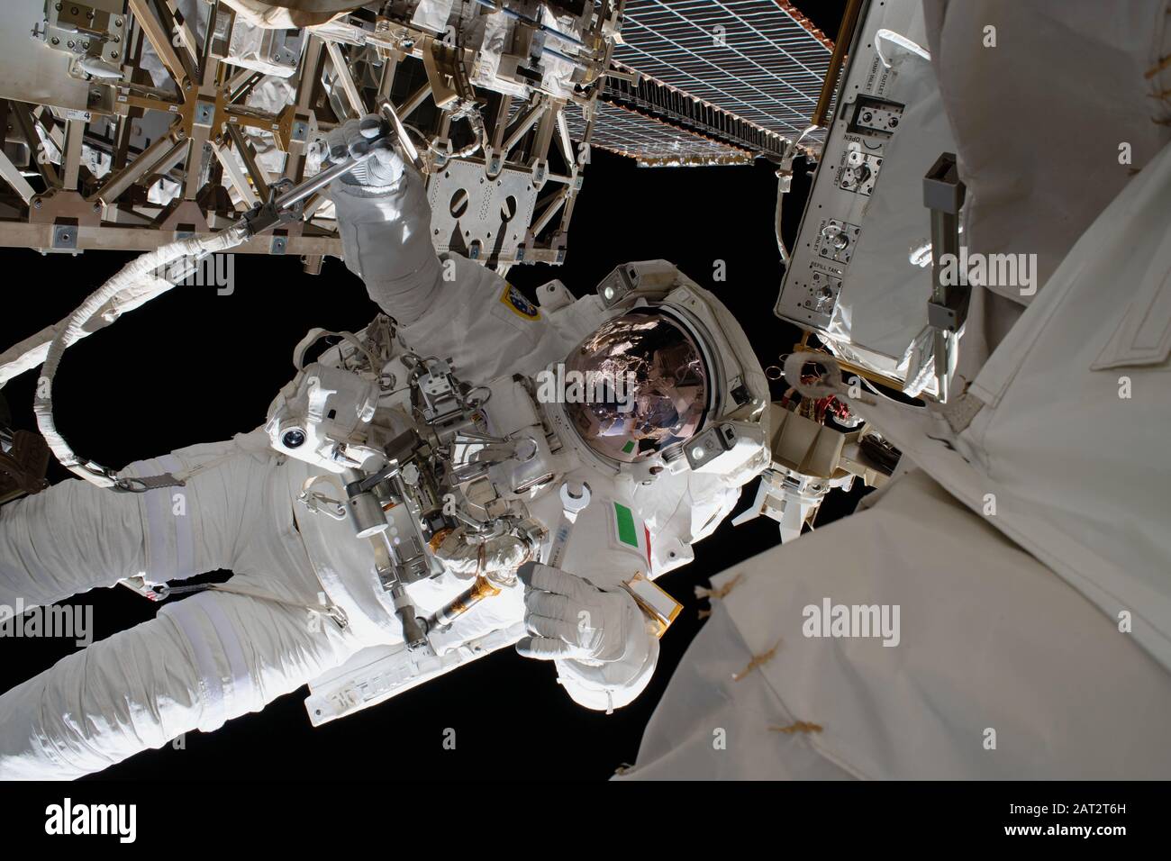 ISS - 25. Januar 2020 - der ESA-Astronaut Luca Parmitano ist mit der Internationalen Raumstation verbunden, während er fertig wird Stockfoto