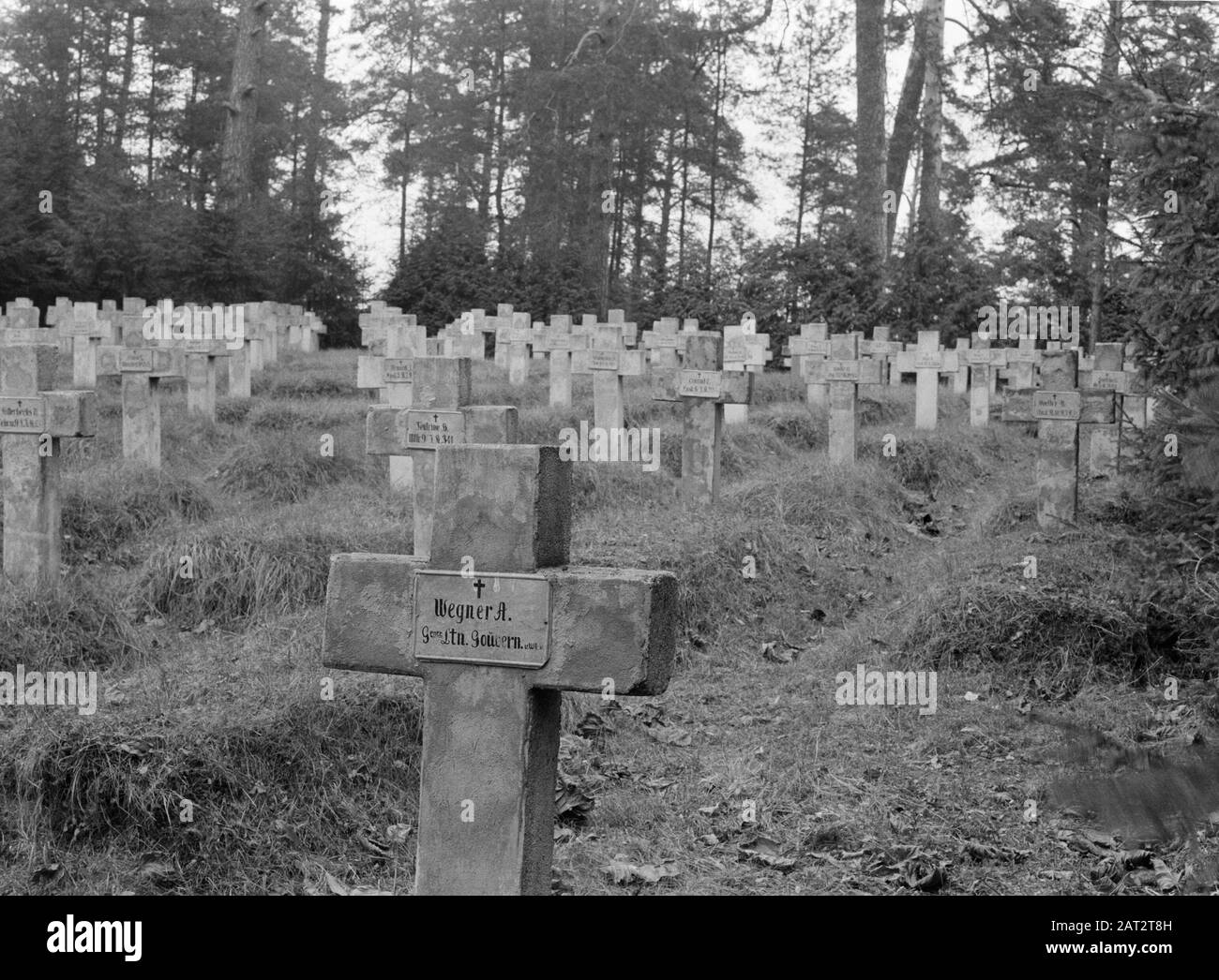 Reise nach Litauen Grabmal von Generalleutnant A. Wegner, deutscher Soldat auf dem Kriegsfriedhof Vilnius, wo 3000 deutsche Soldaten aus dem ersten Weltkrieg Datum: 1934 Ort: Litauen, Vilnius Schlüsselwörter: Friedhöfe, Militär, Kriege Stockfoto