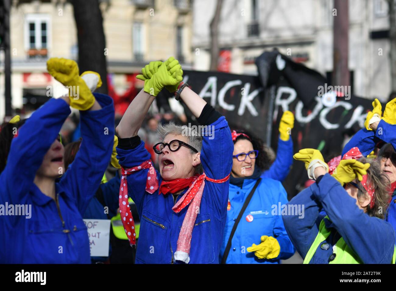 *** KEINE VERKÄUFE AN FRANZÖSISCHE MEDIEN ODER VERLAGE *** 29. Januar 2020 - Paris, Frankreich: Französische Frauen, die als US-feministische Ikone Rosie the Riveter verkleidet sind, machen eine Choreographie, während sie einen Protest gegen den Rentenreform Plan der französischen Regierung halten. Sie sagen, dass die Reform besonders negativ für Frauen sein wird, die ihre Karriere oft durch Schwangerschaften unterbrochen haben oder gegen ihren Willen Teilzeitjobs antreten müssen. Rund 15.000 Menschen nahmen an der Demonstration am 29. Januar gegen den Rentenreform-Plan der Regierung Teil, als die Protestbewegung ihren 56. Tag einträgt. Stockfoto