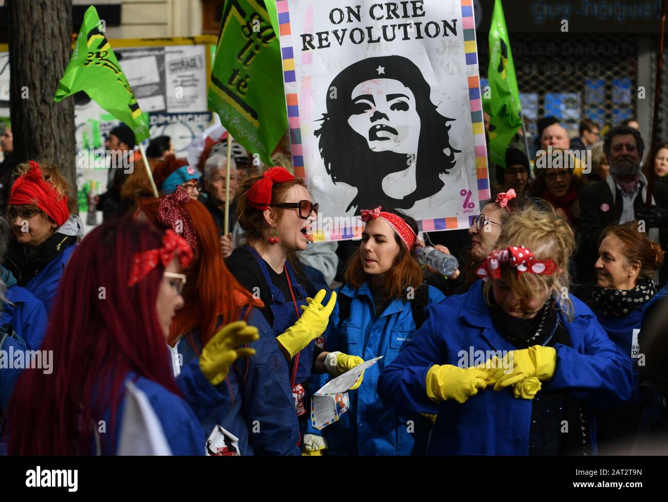 *** KEINE VERKÄUFE AN FRANZÖSISCHE MEDIEN ODER VERLAGE *** 29. Januar 2020 - Paris, Frankreich: Französische Frauen, die als US-feministische Ikone Rosie the Riveter verkleidet sind, machen eine Choreographie, während sie einen Protest gegen den Rentenreform Plan der französischen Regierung halten. Sie sagen, dass die Reform besonders negativ für Frauen sein wird, die ihre Karriere oft durch Schwangerschaften unterbrochen haben oder gegen ihren Willen Teilzeitjobs antreten müssen. Rund 15.000 Menschen nahmen an der Demonstration am 29. Januar gegen den Rentenreform-Plan der Regierung Teil, als die Protestbewegung ihren 56. Tag einträgt. Stockfoto