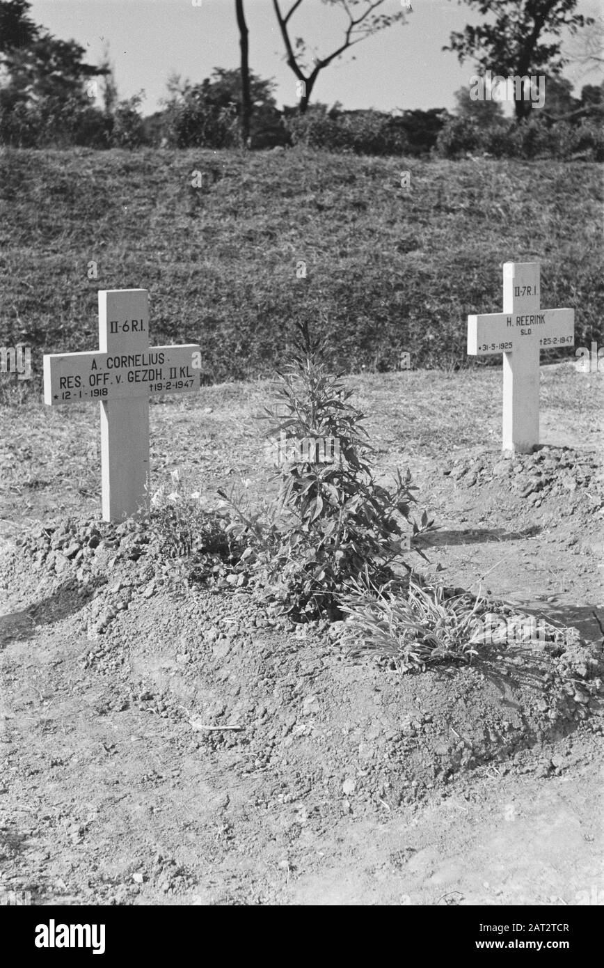 T-Brigade Friedhof in Semarang Kreuzt mit den Aufschriften II-6 R.I. A. Cornelius Res. Aus V. II Kl. *12-1-1918 + 19-2-1947und II-7 R.I. H. Reerink sld. *31-5-1925 + 25-2-1947 Datum: 1947/06/01 Ort: Indonesien, Java, Niederländisch-Ostindien, Semarang Stockfoto