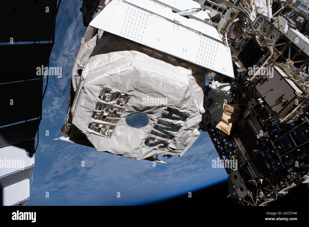ISS - 25. Januar 2020 - Das magnetische Alpha-Spektrometer, ein Antimaterie- und Dark-Matter-Detektor, ist in eine mit dem Forschungsgerät gekennzeichnete Abschirmung eingewickelt. Stockfoto
