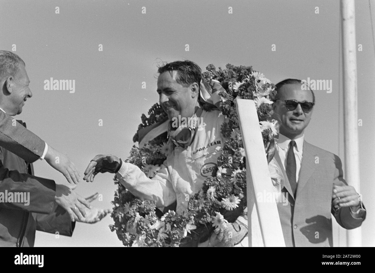 Grand Prix in Zandvoort, Sieger Jack Brabham auf der Bühne mit Kranz Datum: 24. Juli 1966 Ort: Noord-Holland, Zandvoort Schlüsselwörter: Motorsport, Sport persönlicher Name: Brabham, Jack Stockfoto